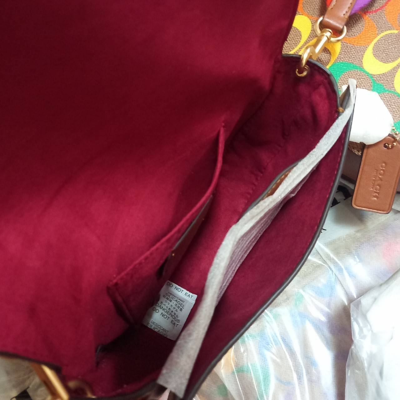 COACH ELLEN CROSSBODY IN RAINBOW SIGNATURE CANVAS (COACH C4098) ให้สายรุ้ง มัดใจได้มั้ยเนี้ย🌺คอลเลคชั่นที่ไม่ต้องพูดเยอะ//กระเป๋ารูปทรงน่ารัก ที่ใครได้เห็นเป็นต้องอดใจไม่ไหว // วัสดุหนังแคนวาสผสมหนังแท้ กระแทกความสดใสขึ้นไปอีกขั้น ด้วยลาย