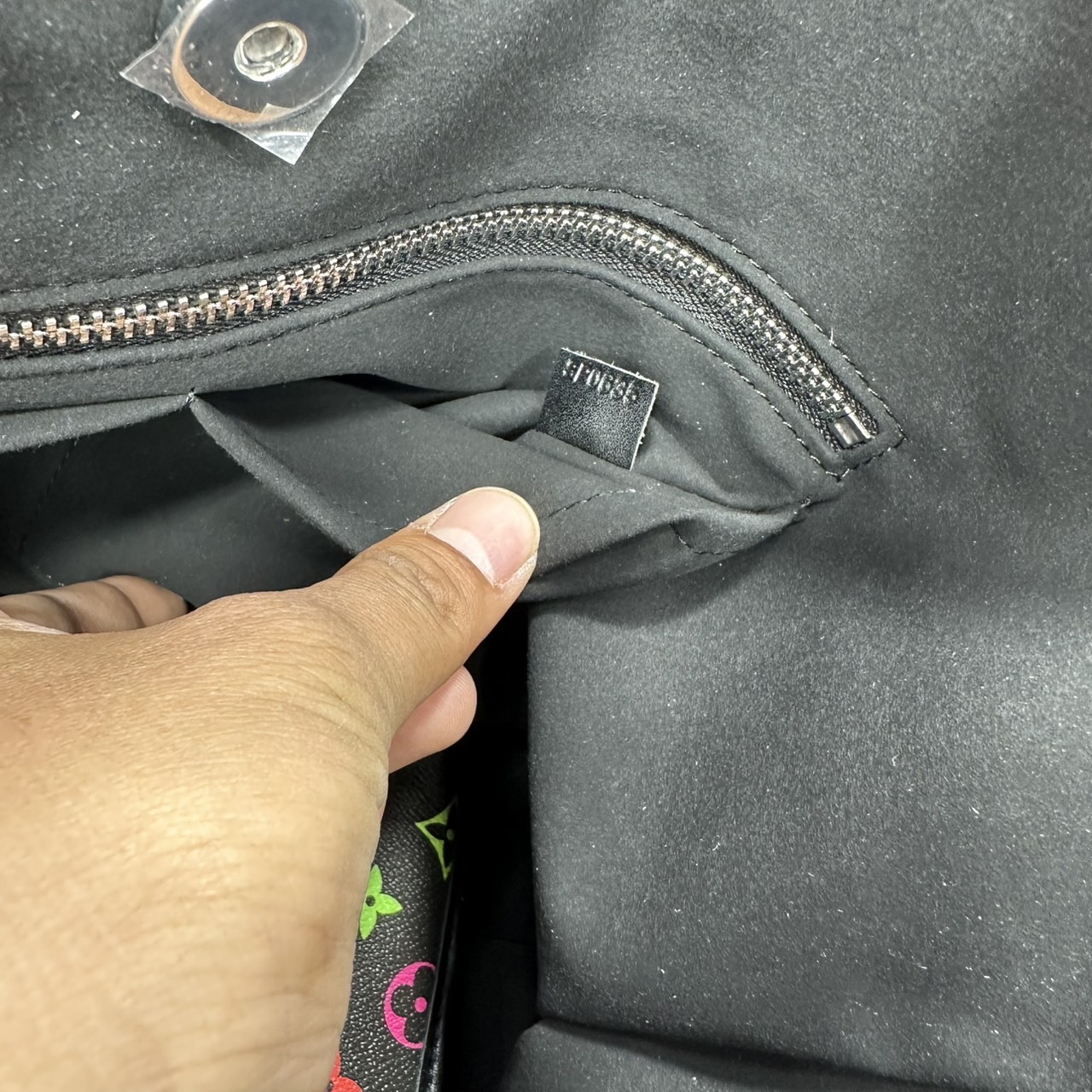 ORI | LV x TM CarryAll Vibe Bag Murakami ใหม่ล่าสุด กระเป๋าสะพายทรงสวย ดีไซน์เรียบง่ายคลาสสิค หรู ดูผู้ดี มาพร้อมใบลูกแต่งแต้มดีเทลเปี่ยมชีวิตชีวา