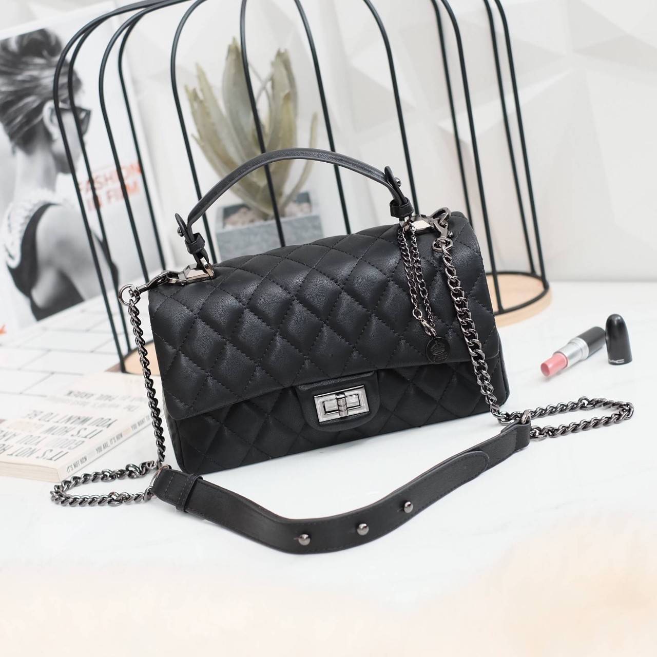 รุ่นขายดี KEEP รุ่น Coco chain handbag ✨ Collectionใหม่ตัวกระเป๋าผลิตจากหนัง Microfiber สวย ทนขึ้นกว่าเดิม การตัดเย็บ นิ่ม ฟู ตึง สวยอยู่ทรงตามแบบฉบับของแบรนด์ รุ่นใหม่ตัวนี้ปักลายตารางสวยหรู การเย็บประณีตทุกตาราง อะไหล่สีดำ เงา เกรดพรีเมี่ยม