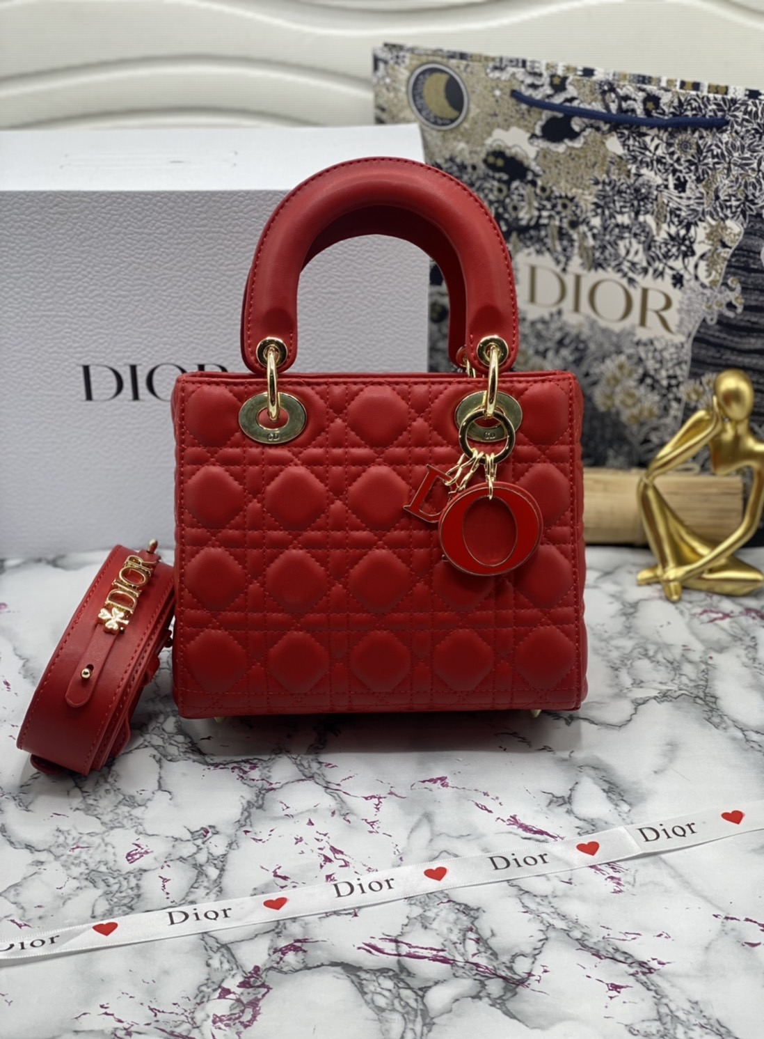 หนังแท้ DIOR LADY BAG 20cm ความสง่างามอีกหนึ่งรุ่นของ Dior รูปทรงสีเหลียม ขนาดกระทัดรัด ตั้งอยู่ทรง ฐานกระเป๋าแข็งแรง มีหมุดรองฐาน ดีไซน์ที่มีเอกลักษณ์เฉพาะตัว ด้านหน้าตกแต่งด้วยตัวอักษร D.I.R ห้อยเป็นพวงกุญแจ จะถือด้วยมือหรือสะพายไหล่ก็ดูดีมากๆ ค่ะ