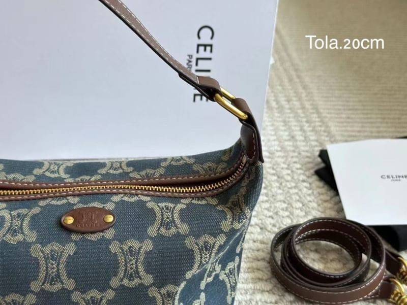 CELINE Vintage Denim Triomphe Lunch Box Bag กระเป๋าทรงโฮโบวินเทน งานเดนิมฟอกเข้ากับยุคสมัย สวยเท่ห์ พร้อมสายสะพาย รูปทรงใช้งานง่ายขนาดเหมาะมือ งานจริงน่าใช้มากค่ะ