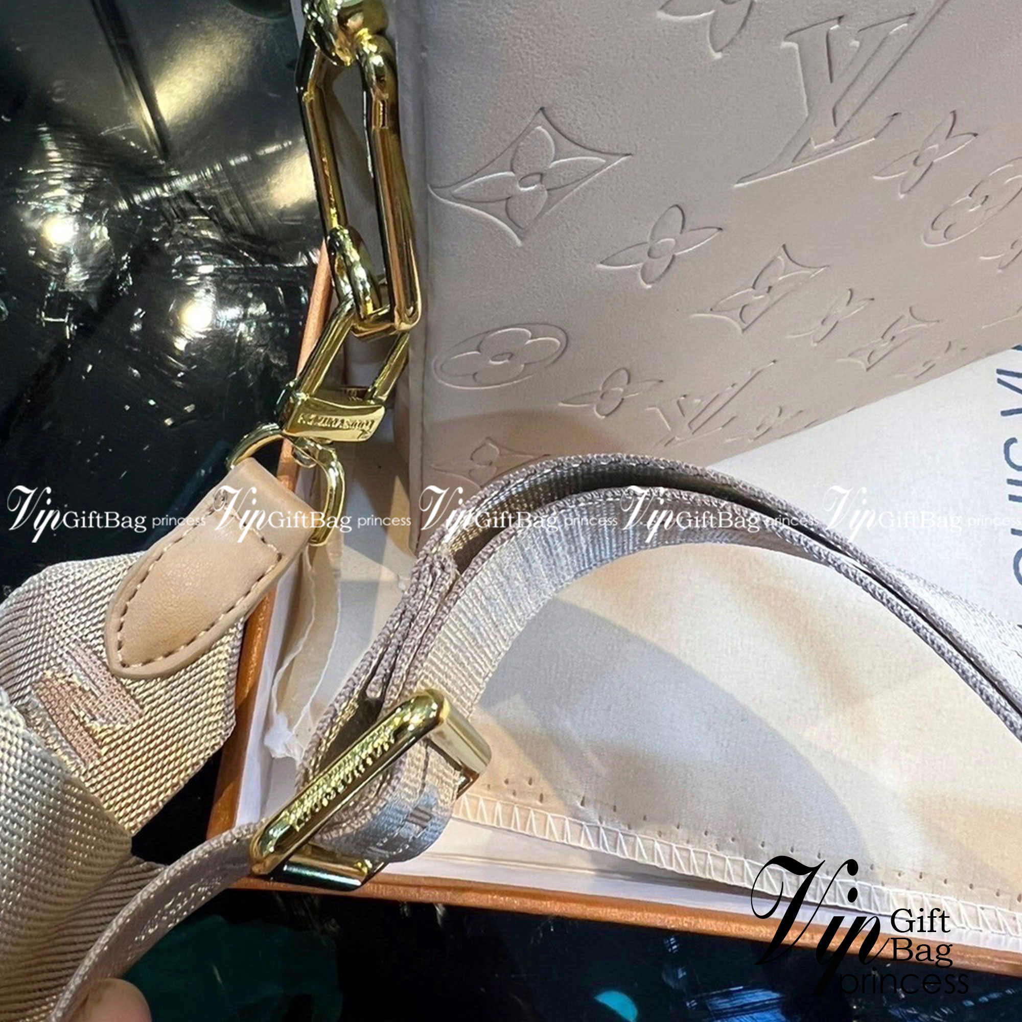 LV HANDLE POUCH MONOGRAM / LV Coussin PM Bag กระเป๋าสะพายกึ่งคลัชท์ สุดล้ำ มาแรงมาก ด้วยความสวยปังตั้งแต่แรกเห็น วัสดุหนังแกะสังเคราะห์ปั๊มลายสวยคม มาพร้อมสาย 2 เส้น เลิศๆ มีสายโซ่ที่มีดีเทลละเอียดไม่ซ้ำ และสายสปอร์ตครอสบอดี้ ที่จะคล้องไว้ทั้งสองเส้นก็ดีง