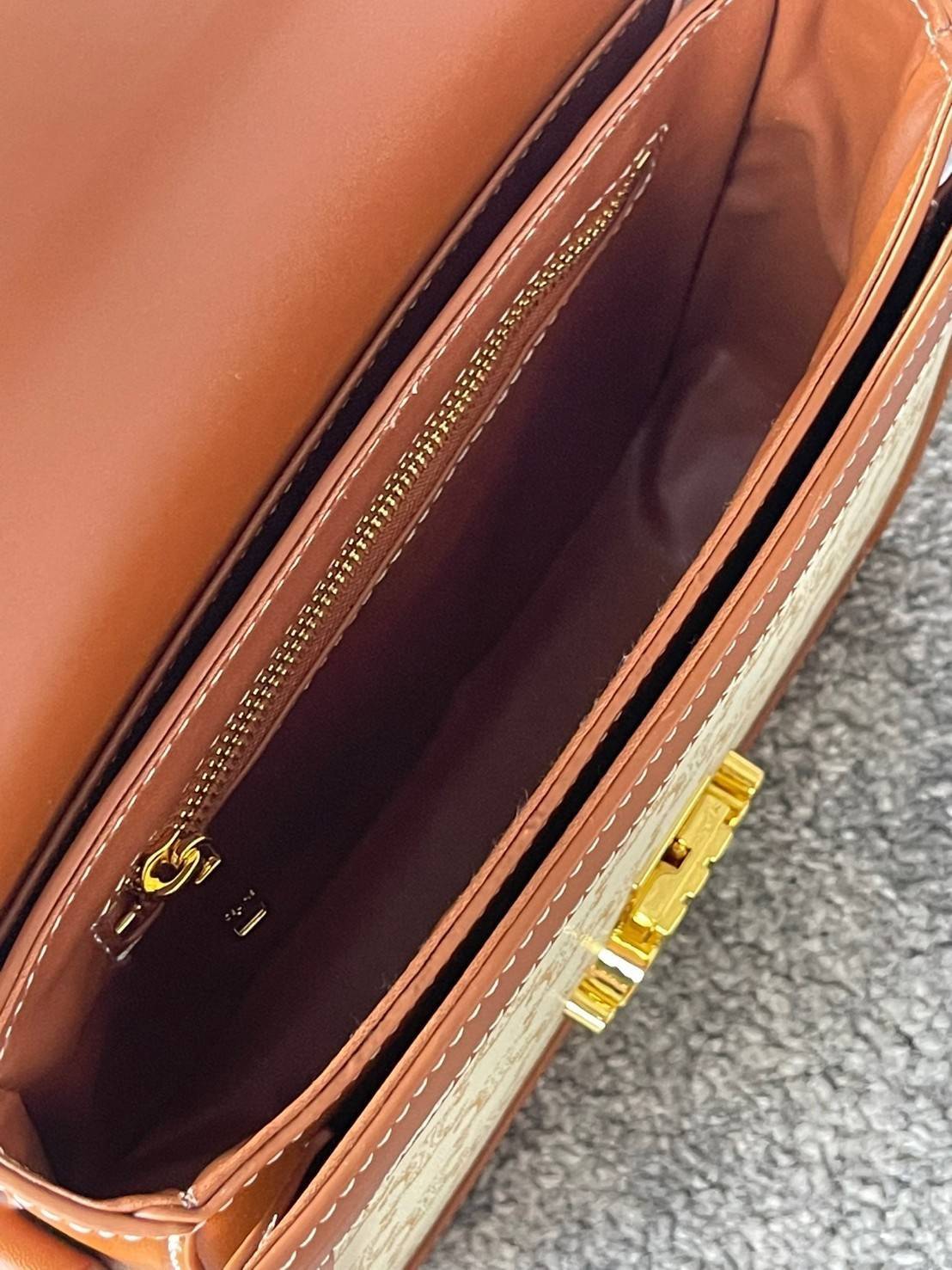 VIP 】Celine TEEN MEDIUM TRIOMPHE BAG IN TRIOMPHE CANVAS สาวๆที่กำลังมองหากระเป๋าน่ารักเอาไว้ใช้ในวันสบาย ๆ แต่ไม่รู้เลือกกระเป๋า Celine รุ่นไหนดี แนะนำรุ่นนี้เลยคะ เป็นกระเป๋าสะพายข้างขนาดกำลังดี สวยแบบคลาสสิก หรูหราด้วยแคนวาสเคลือบลาย Triomphe อีกทั้งยัง