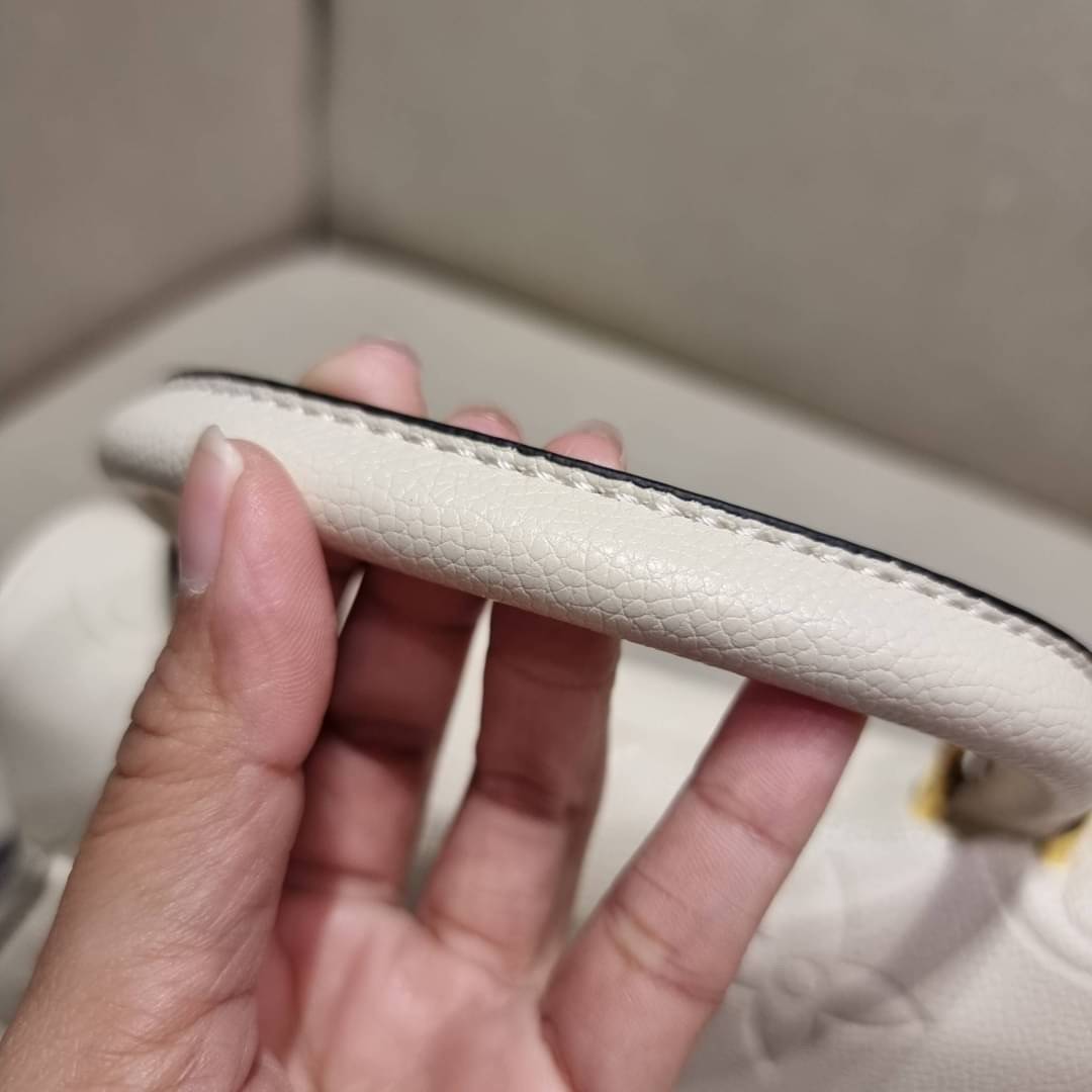 VIP 🥂 LV MADELEINE BAG ใหม่ล่าสุด อีกหนึ่งรุ่นคลาสสิคหายาก ที่สาวๆรอคอย กระเป๋าถือ/สะพายข้าง ดีไซน์เรียบง่าย แต่เต็มไปด้วยดีเทลความหรู วัสดุหนังวัวปั๊มลายเอกลักษณ์ เปิด‐ปิดด้วยอะไหล่กดล็อคสีทองหรู และมีพวงหนังห้อยพิเศษแถมมาให้ด้วย ภายในแบ่งสัดส่วน