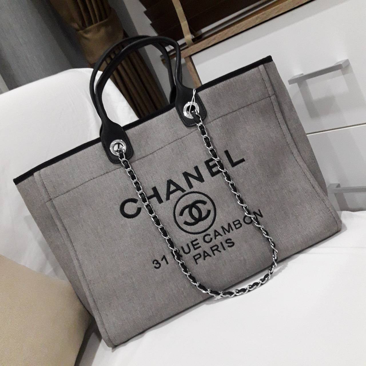 สีใหม่เข้าค้า ~~ รุ่นที่สาวๆรอคอย Chanel tote canvas bag จากงานพรีเมี่ยม VIP GIFT รุ่นดังเลยค้า Size ใหญ่อลัง บอกเลยว่า **งานดีที่สุด ตัวกระเป๋า กระเป๋าผ้าเป็นผ้า canvas เนื้อดีสมราคา สัมผัส นุ่มลื่นมือมากกกก อะไหล่เงินปั้มแบรนด์แท้ทั้งใบ ด้านหน้าปัก logo