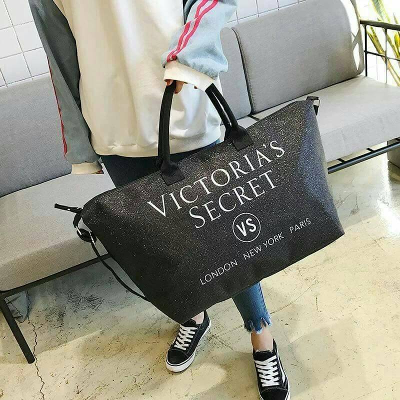 VICTORIA'S SECRET CANVAS GLITTER LARGE RUNWAY TRAVEL BAG 2017 กระเป๋าทรง Travel ใบใหญ่วัสดุ CANVAS GLITTER ด้านหน้าประดับโลโก้แบรนด์ glitter วิ๊งทั้งใบ เปิดปิดด้วยซิป ภายในกว้างจุสุดๆ ใส่เสื้อผ้าได้หลายชุด ไม่ว่าจะถือขึ้นเครื่อง, ไปต่างจังหวัด หรือไป
