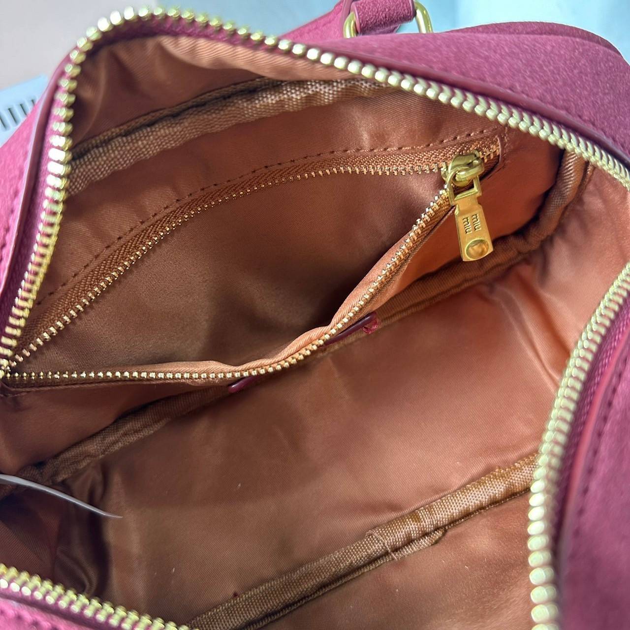 MIU MIU Arcadie padded suede top-handle bag กระเป๋าถือ/สะพาย คอลใหม่ล่าสุด รุ่นฮอทดีไซน์เหลี่ยม งานกำมะหยี่หนังกลับสวยละมุน น่ารักน่าใช้มากค่ะ