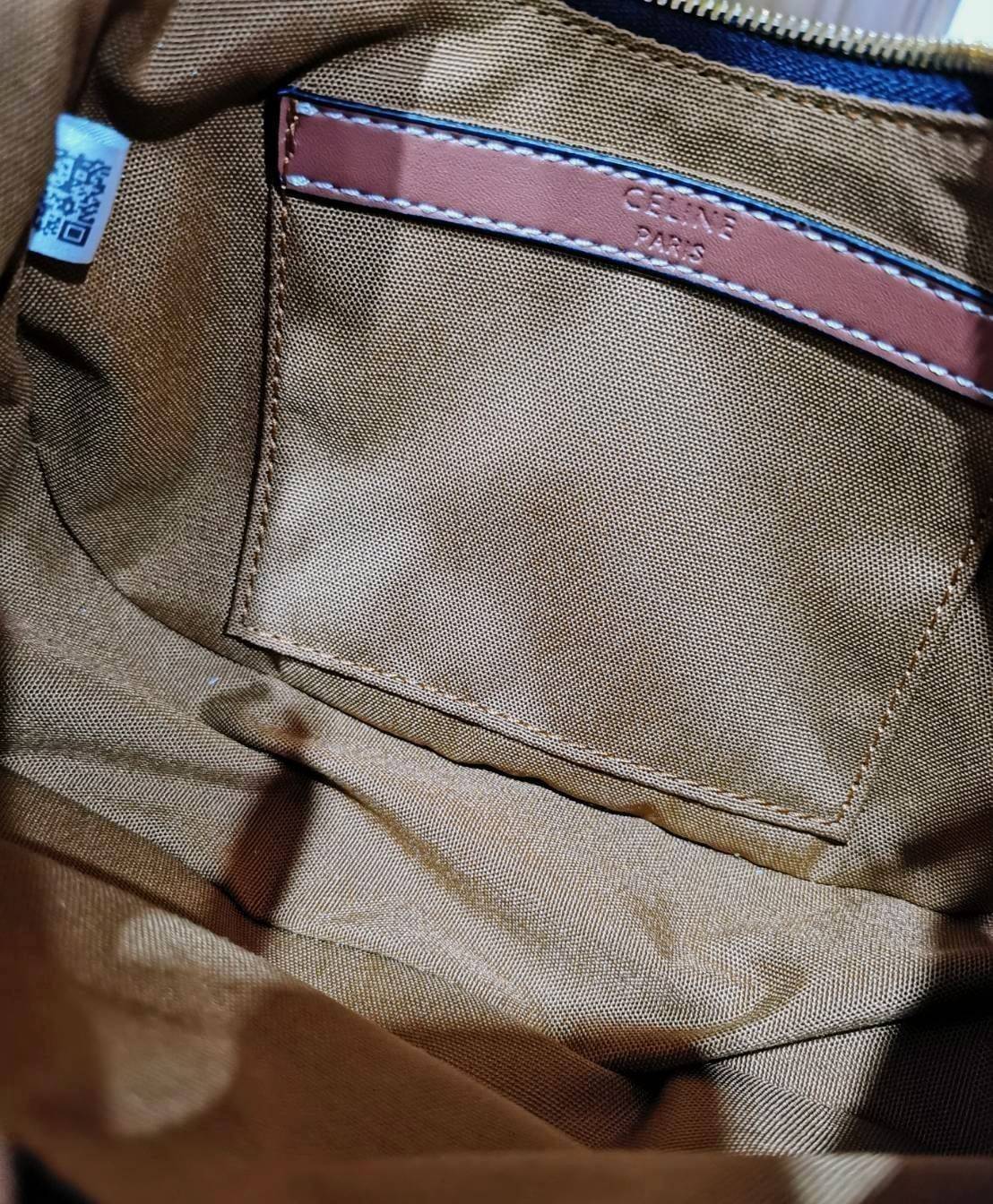 CELINE SHOULDER BAG VIP วัสดุ TRIOMPHE CANVAS ดีไซน์สวยหรูฮิตสุดในเกาหลี! หนังสวยอยู่ทรงกันน้ำ เปิดปิดด้วยซิปแบรนด์สีทอง ภายในโล่งกว้างและจุ สามารถใส่มือถือ กระเป๋าสตางค์ ของใช้ได้เยอะ สายสะพายหนังปรับได้อะไหล่ทองหรูมีโลโก้แบรนด์ ไอเท็มแนะนำพร้อมส่งที่ไทย