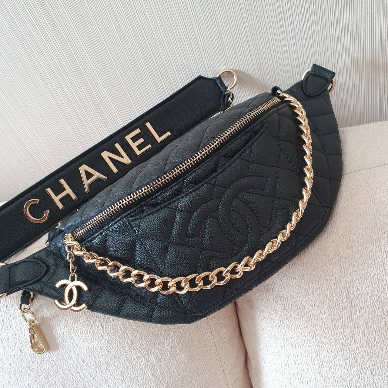 รุ่นใหม่ส่งท้ายปีกับ CHANEL CAVIER WAIST BAG งาน VIP GIFTจากเคาเตอร์้แบรนด์ดังระดับโลก ทรงคาดอกสุดหรู หนังคาเวียร์เต็มใบ อะไหล่ทอง เปิดปิดด้วยซิปสีทอง ด้านในใส่ขอฃจุกจิก กระเป๋าสตางค์แบบสั้นและโทรศัพท์ได้ทุกรุ่นค่ะ มาพร้อมสายสะพายแบบสายโซ่ทองและสายคาดแบบห