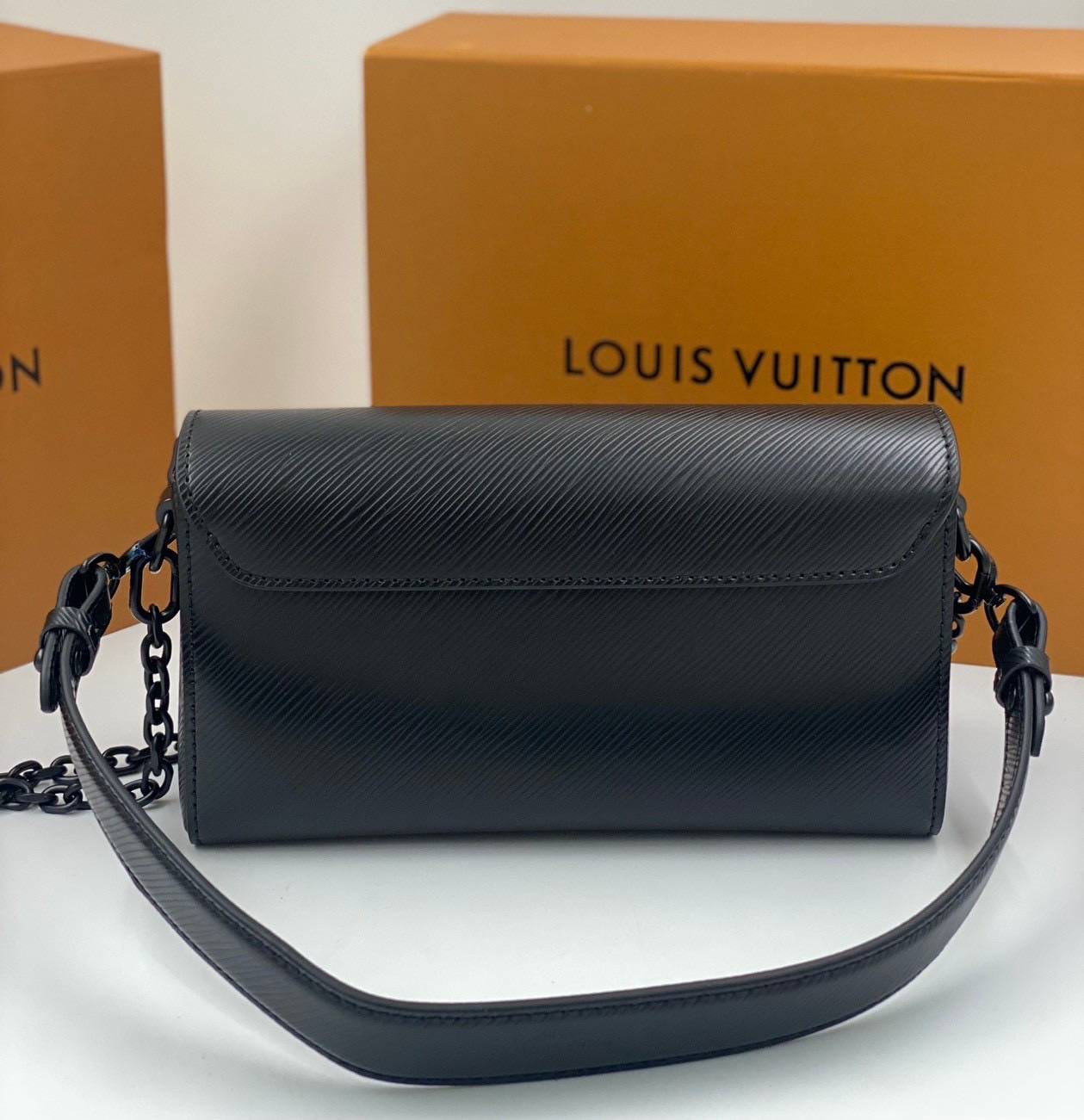 ORI หนังแท้ | LV Twist West Bag elongated shape in grained Epi leather กระเป๋าสะพาย/กระเป๋าถือ พร้อมสายโซ่ หนังลายเกรน Epi รูปทรงยาวและสง่างาม นำเสนอมุมมองใหม่สุดเท่ให้กับไอคอนของแบรนด์ ในหลากหลายเฉดสีทันสมัย