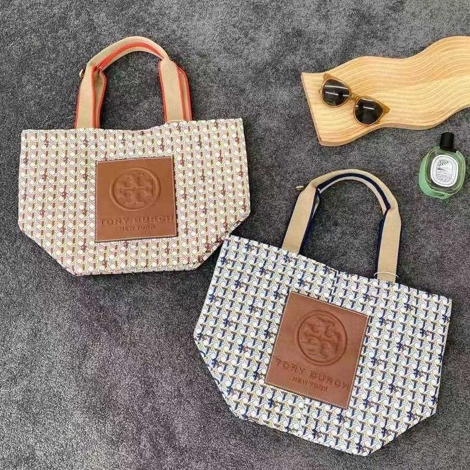 Tory Burch Printed Small Tote Bag กระเป๋าถือแบรนด์ทอรี่เบิร์ช ลายปริ้นท์สวยๆ ด้านหน้าเป็น brown logo patch embossed ป้ายหนังแท้สีน้ำตาล ปั๊มนูนโลโก้เป็นเทกเจอร์ วัสดุ100%recycled polyester คอลเลคชั่นใหม่สำหรับฤดูกาลนี้ สามารถบรรจุของได้หลากหลาย ทั้งยังมีด