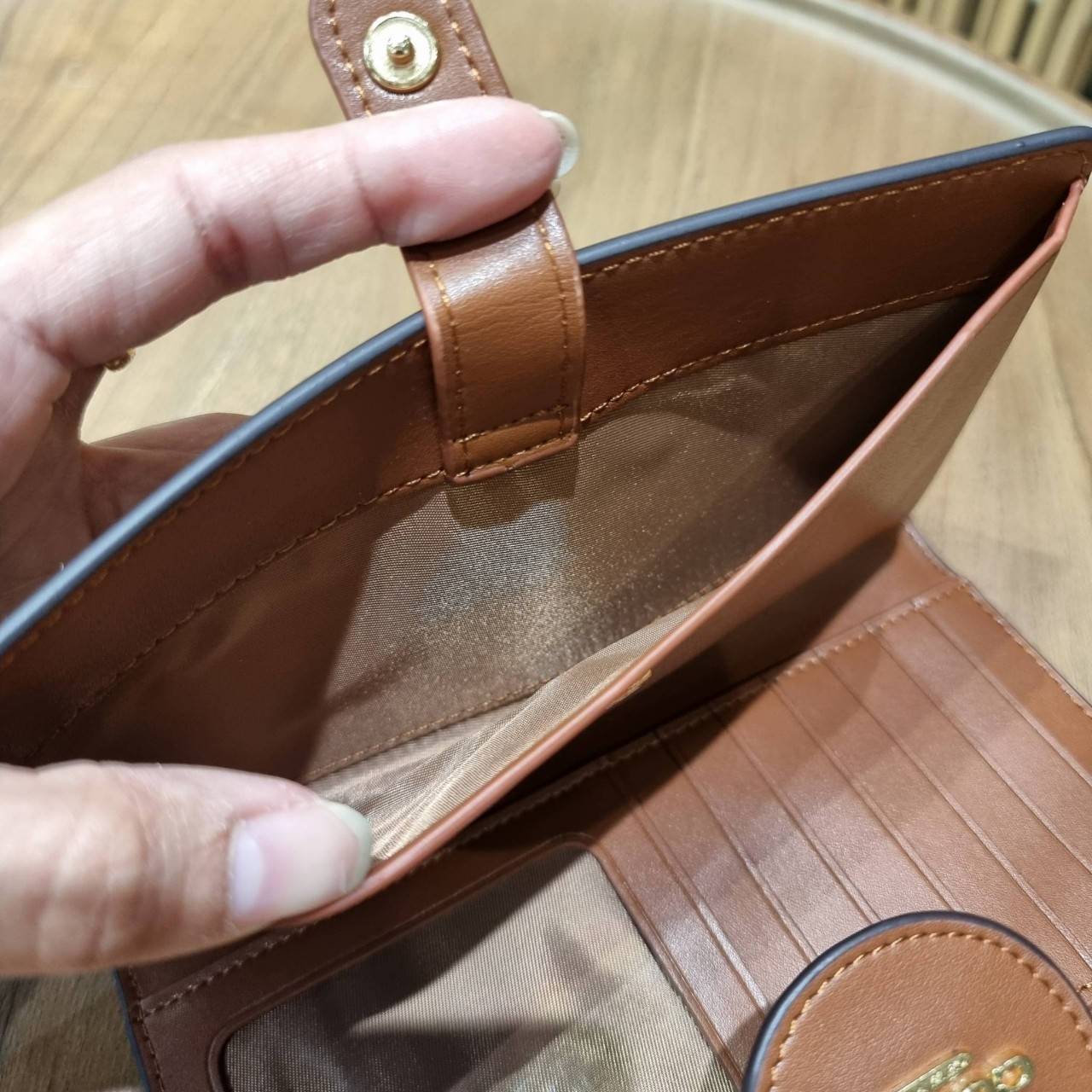 พร้อมส่ง 7 สี COACH C2874 TECH WALLET IN COLORBLOCK SIGNATURE CANVAS จัดให้สีใหม่ก่อนใคร!! ดีไซน์ใหม่ คอลเลคชั่นสวยหรู กระเป๋าสตางค์พร้อมสายคล้องมือ ง่ายต่อชีวิตมากจ้า!! มันดีอะไรเบอร์นี้ ใส่ได้ทั้งบัตร และโทรศัพท์ก็ใส่ได้ทุกรุ่น แถมยังมีช่องซิปแยกไปอีก ช