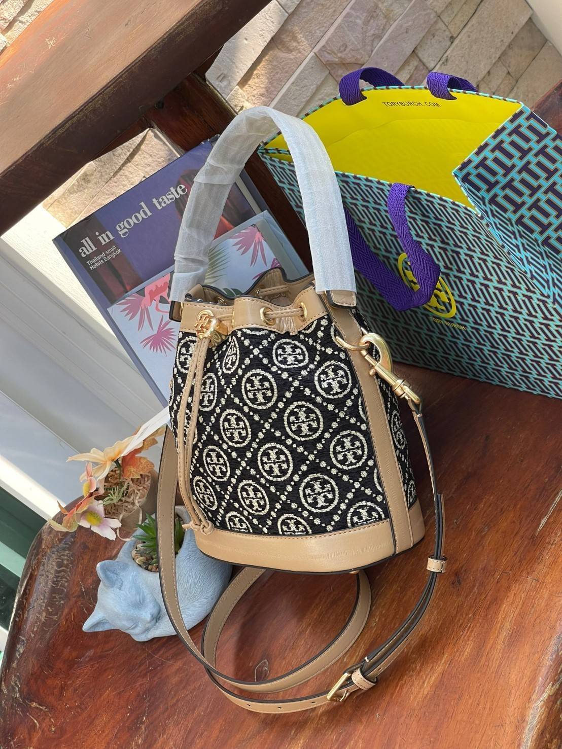 OUTTLET 】Tory burch T Monogram Chenille Bucket Bag เปิดตัวอีกหนึ่งรุ่นกับกระเป๋าลาย T MONOGRAM รุ่นใหม่ล่าสุดจาก TORY BURCH พลาดไม่ได้กับโลโก้สุดคลาสสิก ลวดลาย T Monogram คือวัสดุ chenille หรือที่เรียกว่า ด้านไหมกำมะหยี่ มารังสรรค์ลงบนกระเป๋าBucketใบนี้ เ