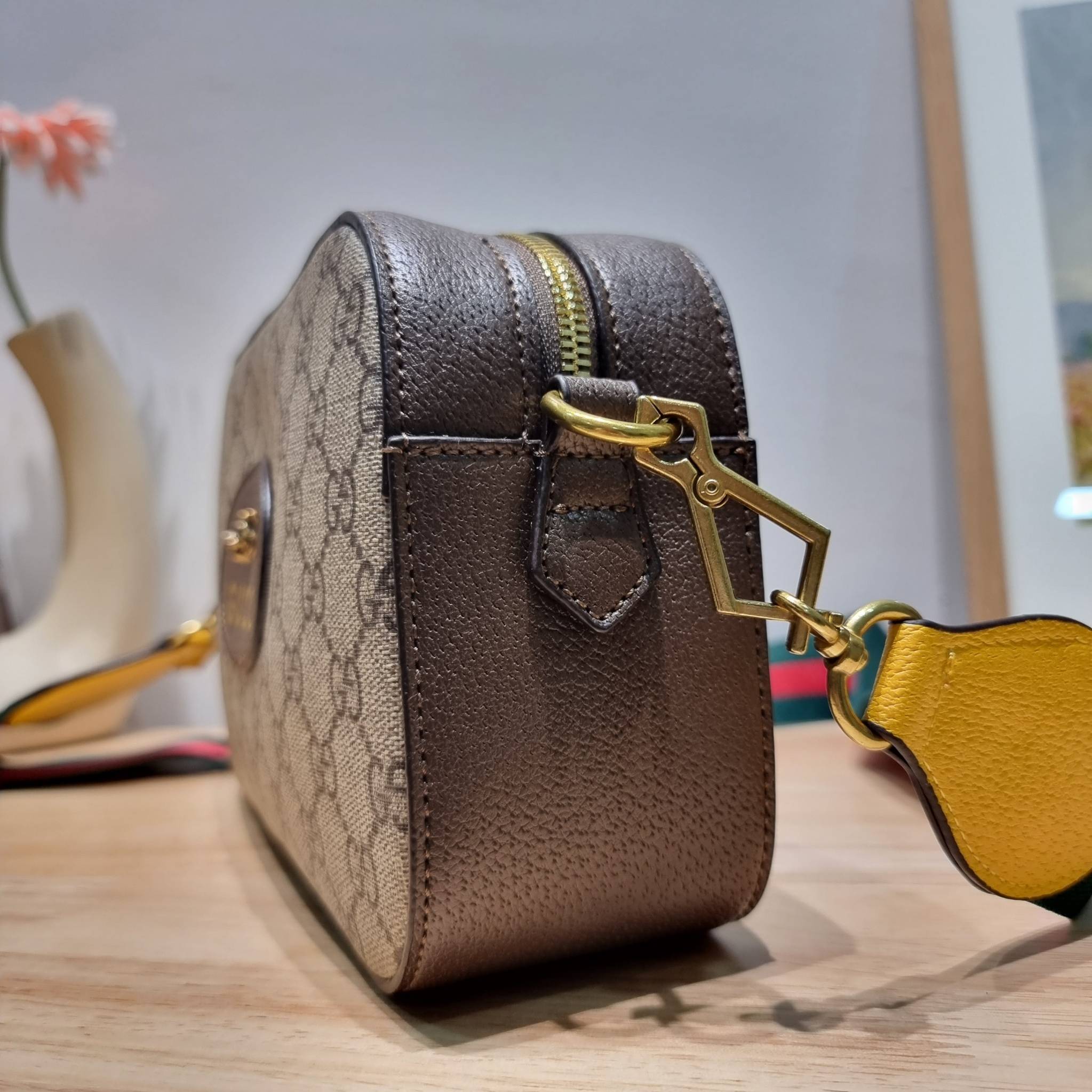 Set 3 ชิ้น Gucci Neo Vintage GG Supreme Messenger Bag box set ชวนสะสม ใครมองหาของขวัญอยู่ เซ็ทนี้จัดว่าเลิศมาก! กับการจับเอารุ่นยอดฮิต มามิกซ์รวมกับไอเท็มสุดคุ้มของมันต้องมี!! จัดเรียงให้อยู่ในกล่อง box set ลิมิเต็ด ที่มีทั้งแว่นตา gentle monster แบรนด์สุ