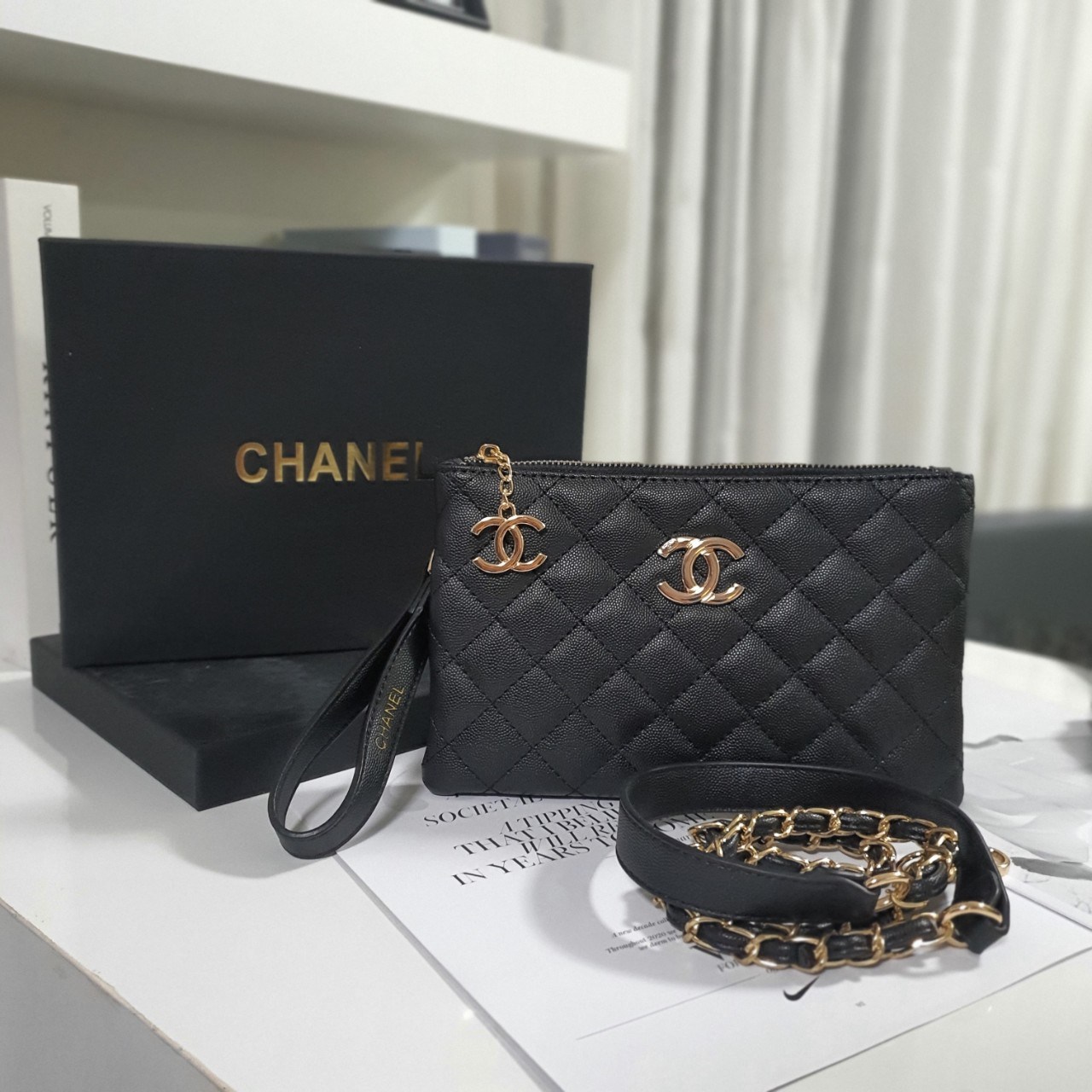 RESTOCK! รุ่นขายดีค่า กระเป๋าคลัทช์&ครอสบอดี้ ทรงหรู จากงาน CHANEL VIP GIFT(GIFT WITH PURCHASE) จากเคาเตอร์ต่างประเทศ จากแบรนด์ CHANEL ลายหนัง CAVIER ของแท้ 100% ด้านหน้าประดับโลโก้แบรนด์สีทอง เปิดปิดด้วยซิป อะไหล่ทอง ด้านในปั้ม MADE IN ITALY ด้านหนึ่งเป็