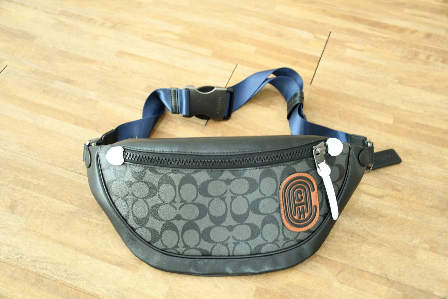 Coach F84711 Warren Mini Belt Bag In Signature Canvas กระเป๋าคาดอก คาดเอว ขนาดกำลังดี ใช้งานง่าย ใช้ได้ทั้งหญิงและชาย