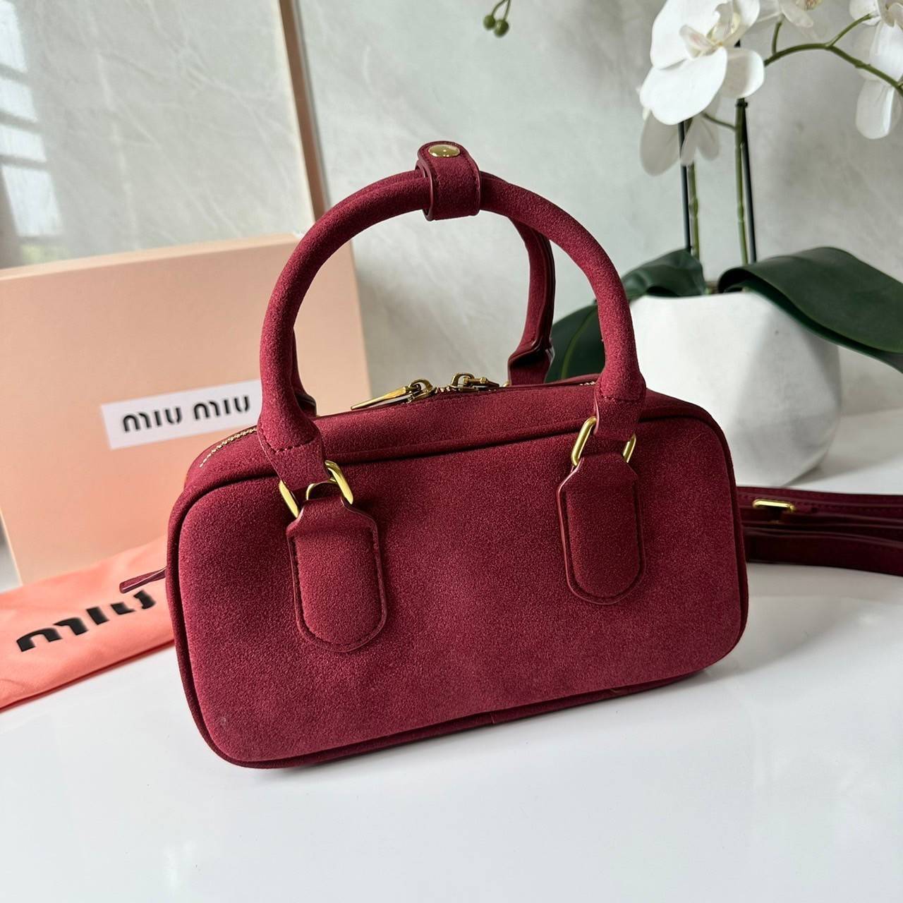 MIU MIU Arcadie padded suede top-handle bag กระเป๋าถือ/สะพาย คอลใหม่ล่าสุด รุ่นฮอทดีไซน์เหลี่ยม งานกำมะหยี่หนังกลับสวยละมุน น่ารักน่าใช้มากค่ะ