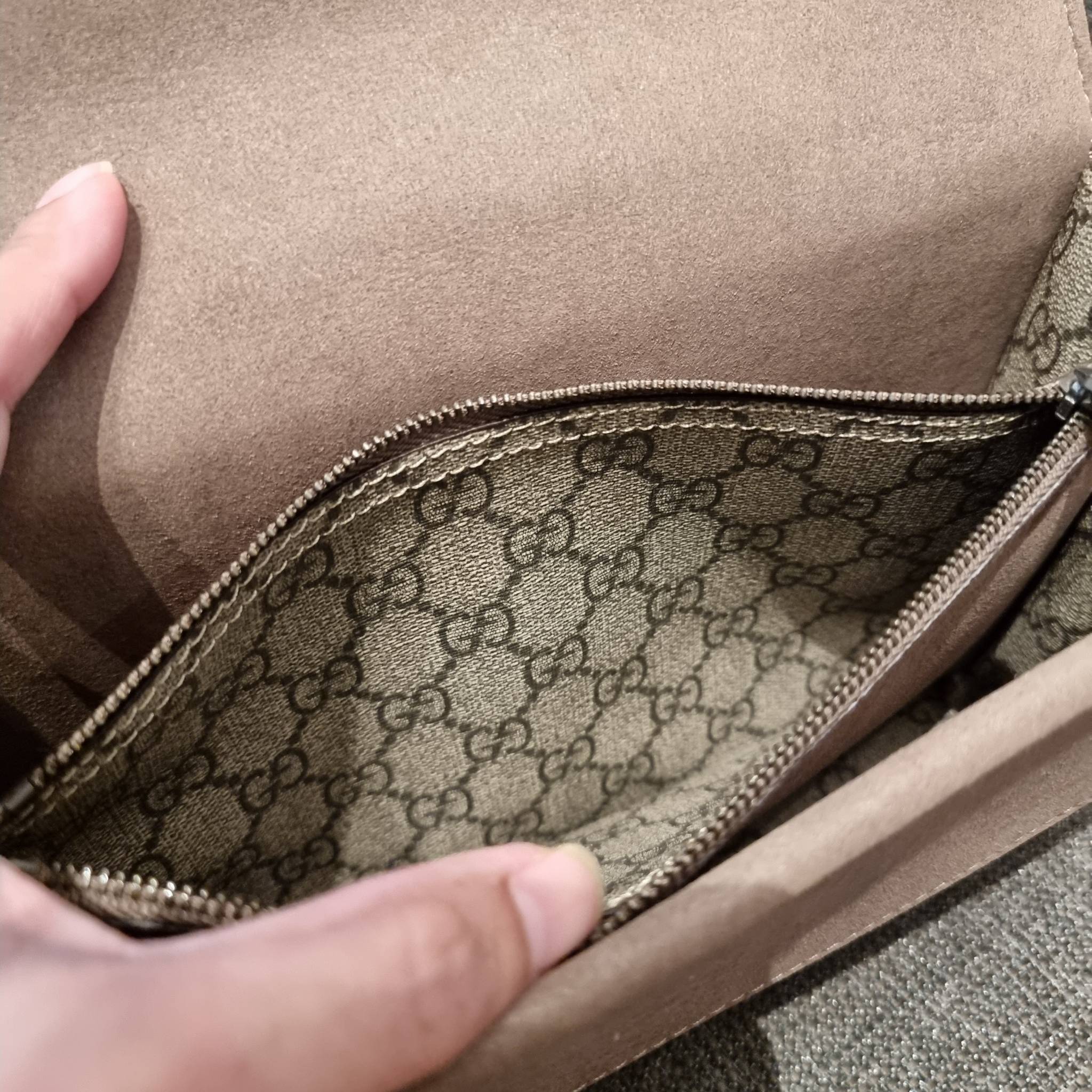 Gucci Small Dionysus GG Shoulder Bag ฮอตสุดไม่มีใครเกิน สวยจริงไม่ทิพย์!! GC CROSSBODY BAG WITH GWP สุดคุ้มจาก duty free กับกระเป๋าสะพายรุ่นที่สาวๆต้องไม่พลาด!! ดึงดูดและสะกดสายตาด้วยอะไหล่ดีเทลหรูรูปหัวสิงโต วัสดุหนังแคนวาส ทนทาน ดูแลรักษาง่าย เปิด-ปิดด้