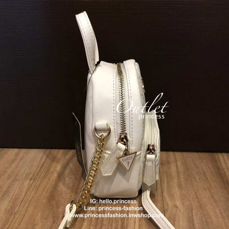 GUESS Factory Women's Evan Mini Crossbody กระเป๋าสะพายใบเล็กสุดน่ารักจาก guess มาแล้วค่า ไอเท็มสุดน่ารัก วัสดุทำจาก pu สกรีนลาย เย็บลายตาราง และ ปั้มลายซิกเนเจอร์ สุดน่ารัก ด้านหน้ามีโลโก้ มีพวงกุญแจสวยเก๋ สายสะพายมีสายโซ่สลับหนังปรับได้ 5 ระดับ ด้าน
