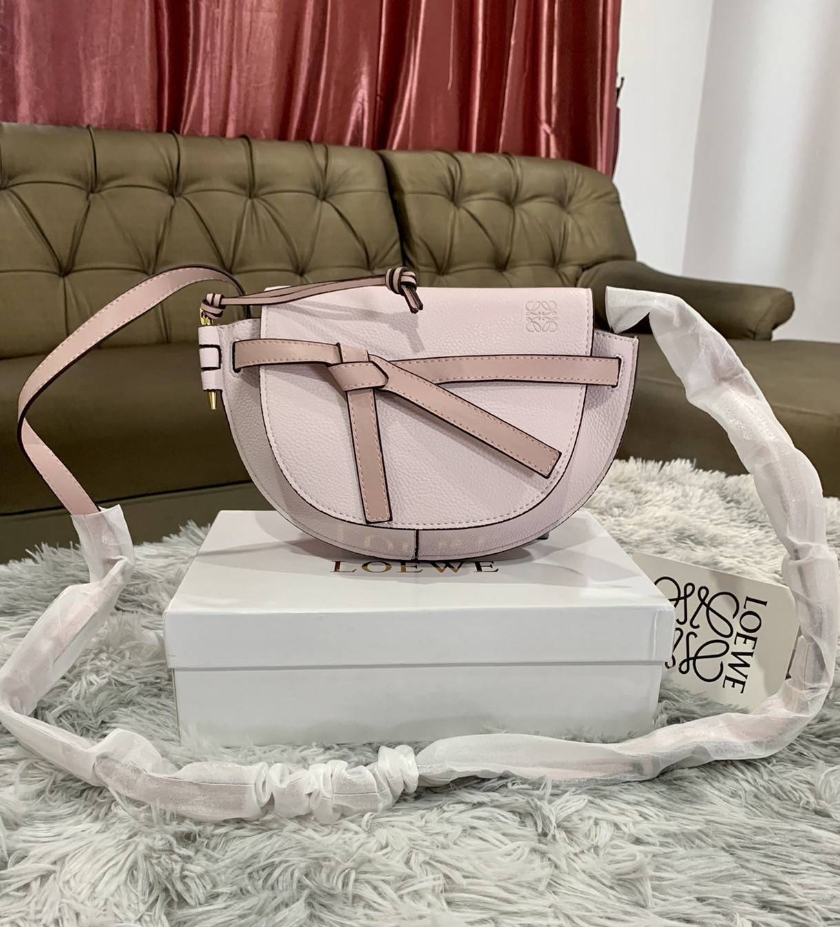 LOEWE Small Leather Gate Crossbody Bag VIP GIFT WITH PURCHASE (GWP) กระเป๋าถือหรือสะพาย Limited จาก LOEWE DUTYFREE COUNTER วัสดุ Canvas & Leather Calfskin หนังแท้ รูปทรงทันสมัย น้ำหนักเบามากค่ะ มาพร้อมสายสะพายยาวสามารถปรับระดับได้ เป็นอีกหนึ่งรุ่นฮิตกันมา