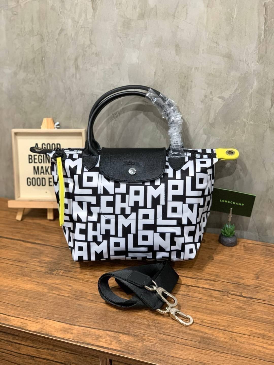 ของแท้ 💯% Longchamp LE PLIAGE LGP TOP HANDLE BAG S พบกับคอลเลคชั่นใหม่ล่าสุด มีดีไซน์ที่เรียบหรูและคลาสสิก แฝงด้วยลูกเล่นแบบเฟมินีน