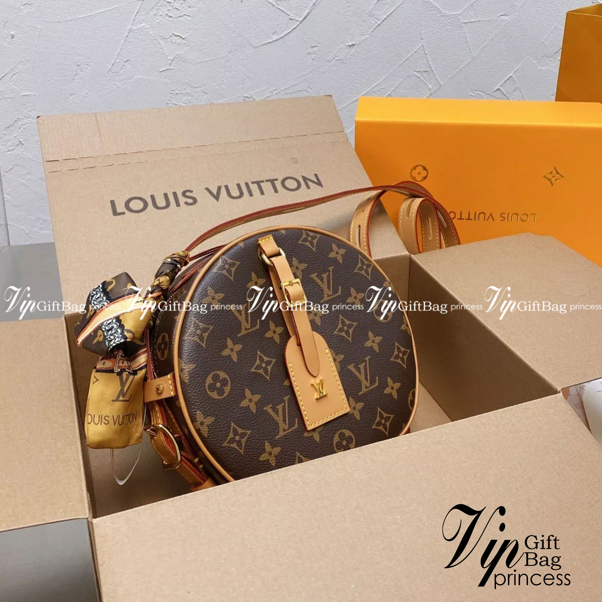 LV Boite Chapeau Souple MM กระเป๋าสะพายโดดเด่นด้วยรูปทรงกลมลายโมโนแกรมสุดชิค ขนาดกะทัดรัด เป็นรุ่นที่ตอบโจทย์และครองใจสาวๆ ได้อย่างแท้จริง ควรมีติดตู้ไว้สักใบ สามารถใช้งานได้ทั้งในชีวิตประจำวัน ไปเที่ยว ชอปปิ้ง รวมไปถึงงานสังสรรค์ค่ะ