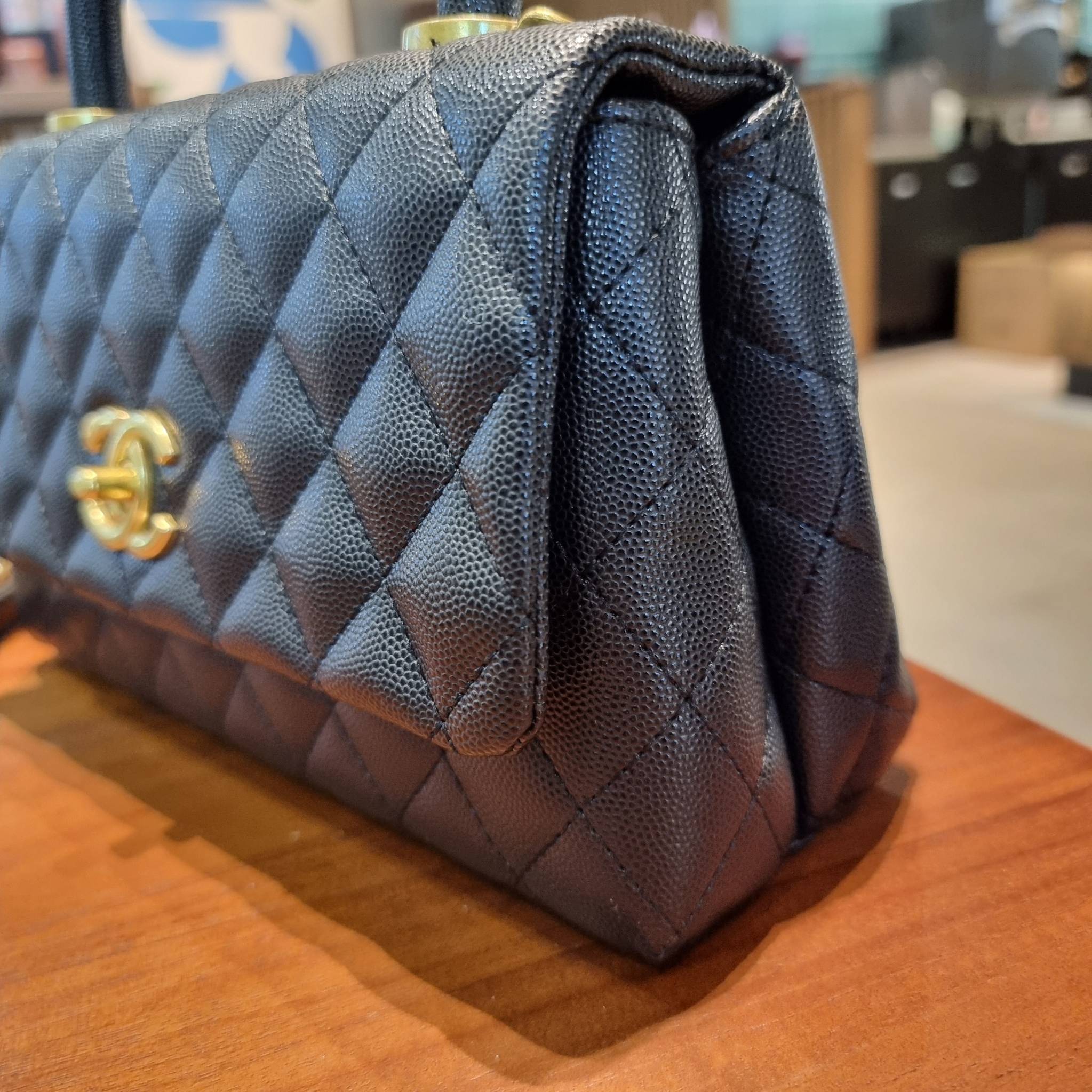 VIP 】รุ่นยอดฮิตตลอดกาล ไซส์กำลังสวย!! จากแบรนด์ Chanel กระเป๋าถือ/สะพาย หนังลายคาเวียร์ โลโก้เด่นชัด เปิด-ปิดกระเป๋าด้วยตัวบิดล็อค อะไหล่สีทองหรู ทรงสวยผู้ดี ภายในกระเป๋ามีช่องโล่งกว้างจุของได้พอสมควร มีช่องซิปแบ่งสัดส่วน ด้านหลังมีช่องเก็บของจุกจิกอีก 1 