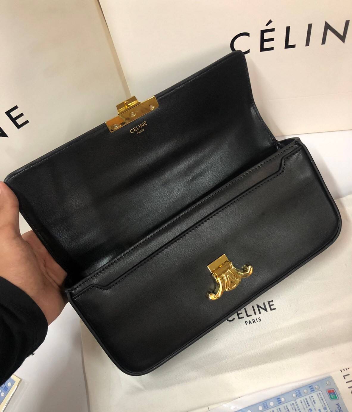 หนังแท้ CELINE CHAIN BAG TRIOMPHE IN SHINY CALFSKIN BLACK ก็ปังๆ ยาวๆ ไปเลยสิค่ะ งานหนังแท้ทั้งใบสวยหรู สวยมากกก เก๋มาก ต้องมีแล้วค่าา แบบใหม่ล่าสุด งานพึ่งเข้ามาน้อยน้าา ราคาดีไปอีก ภาพสินค้าถ่ายจากงานขายจริง ใช้งานต่างประเทศได้เลยค่าา
