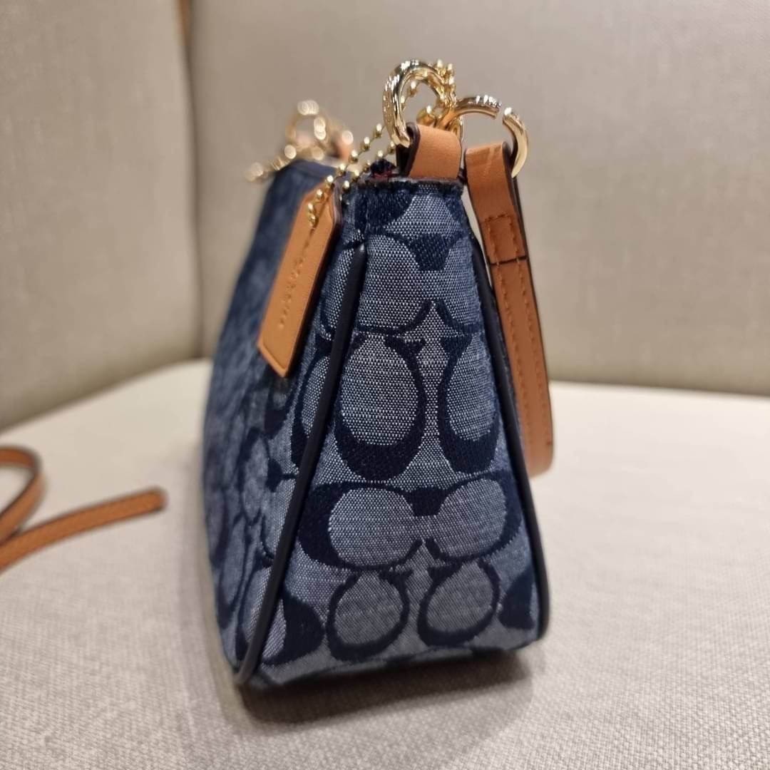 COACH 36674 TOP HANDLE POUCH IN SIGNATURE JACQUARD กระเป๋าทรงพอช ยอดฮิต ยกขึ้นแท่น ด้วยดีไซน์ที่ออกมาให้ใช้งานได้ง่าย ขนาดกำลังเหมาะ วัสดุหนังแคนวาสทนทาน ดีไปหมดขนาดนี้!! คุณลูกค้าถึงสั่งกันรัวๆจริงๆ ภายในโล่งกว้าง ใส่โทรศัพท์ได้ทุกรุ่น มาพร้อมสายคล้องแขน