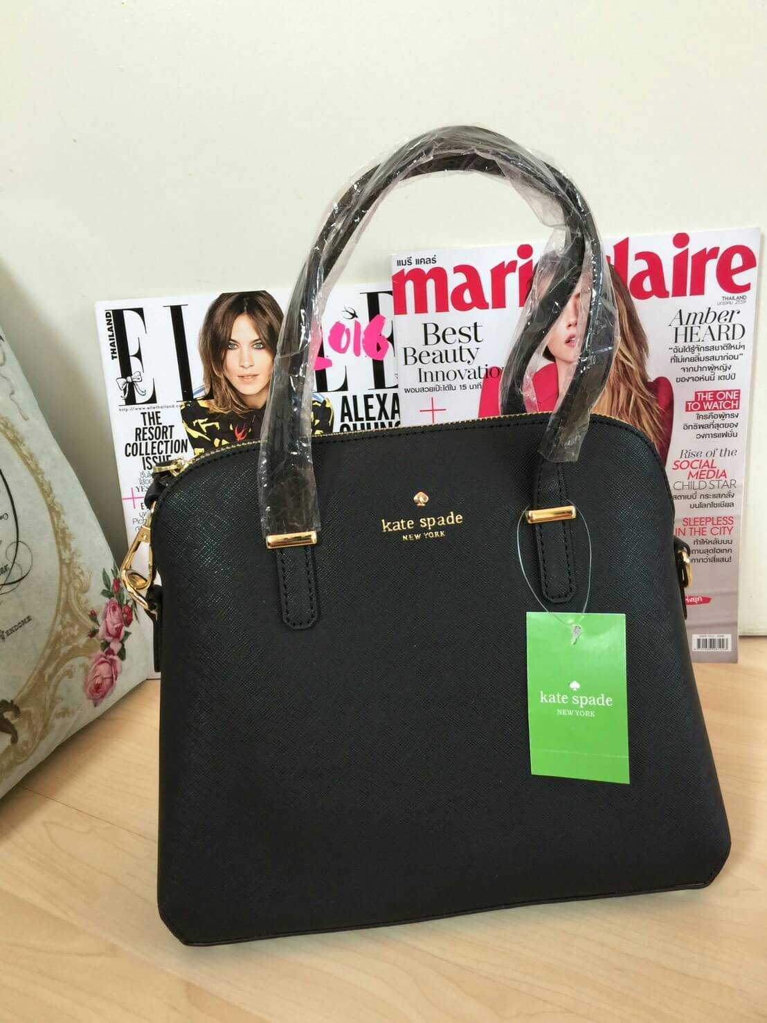 New in !!!! Kate spade new york Bagกลับมาอีกรอบกับรุ่นขายดีค่ะ!!! กระเป๋าถือหรือสะพายข้างทรงฮิต ลายหนังซาฟเฟียโน่สวย ด้านหน้าปั้มโลโก้แบรนด์ เปิดปิดกระเป๋าแบบซิปด้านในโล่งกว้างใส่ของได้จุนะค่ะรุ่นนี้ ภายในกระเป๋ามีช่องซิปและช่องเล้กให้ใส่ของจุกจิกค่ะ. ด้า