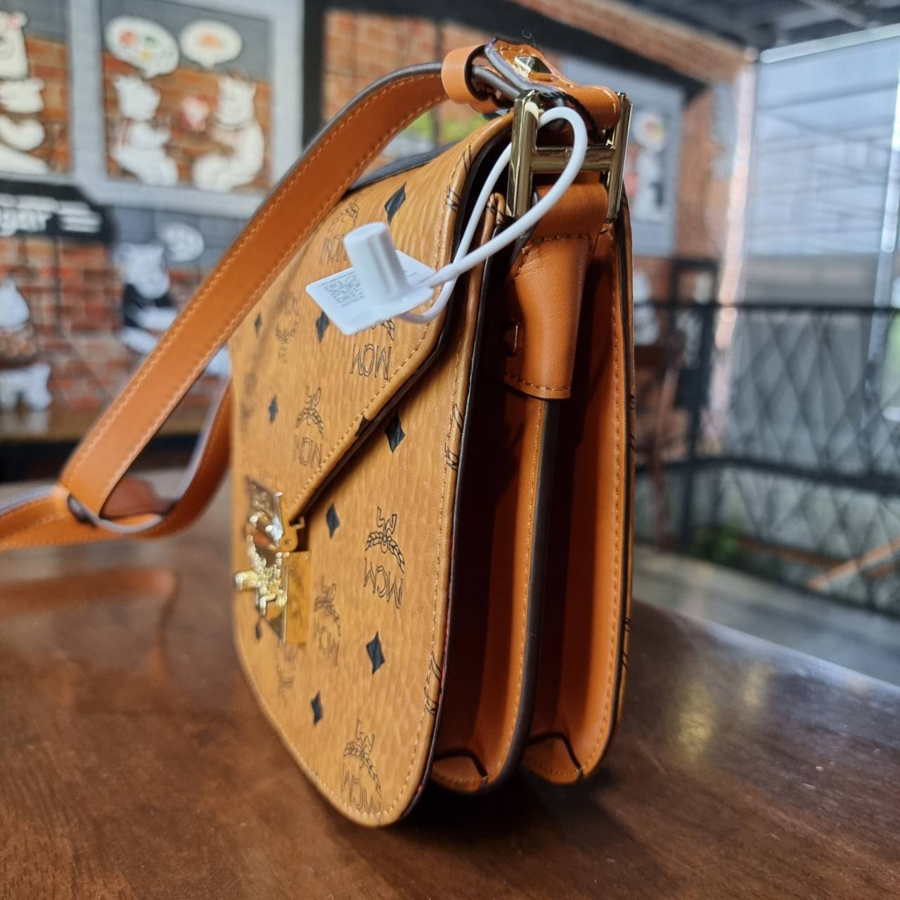 M.C.M PATRICIA SHOULDER BAG IN VISETOS กระเป๋าสะพายไหล่/ข้าง ดีไซน์ได้อย่างมีสไตล์ ดูมีสเน่ห์ด้วยทรงกระเป๋าที่โค้งบริเวณฐาน ให้ความรู้สึกนุ่มนวลมากขึ้น ใบนี้แมทช์ได้กับทุกลุค เท่ๆ casual หรูหรา หวานๆ ก็ทำให้โดดเด่นได้ด้วยไอเท็มนี้ วัสดุหนังแคนวาสคุณภาพดี 