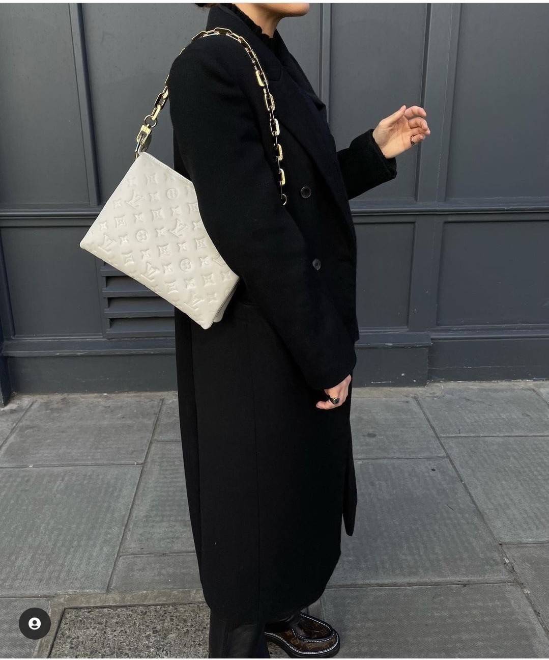 LV HANDLE POUCH MONOGRAM / LV Coussin กระเป๋าสะพายกึ่งคลัชท์ สุดล้ำ มาแรงมาก ด้วยความสวยปังตั้งแต่แรกเห็น วัสดุหนังแกะปั๊มลายสวยคม มาพร้อมสาย 2 เส้น เลิศๆ มีสายโซ่ที่มีดีเทลละเอียดไม่ซ้ำ และสายสปอร์ตครอสบอดี้ ที่จะคล้องไว้ทั้งสองเส้นก็ดีงาม หรือสลับใช้ตาม