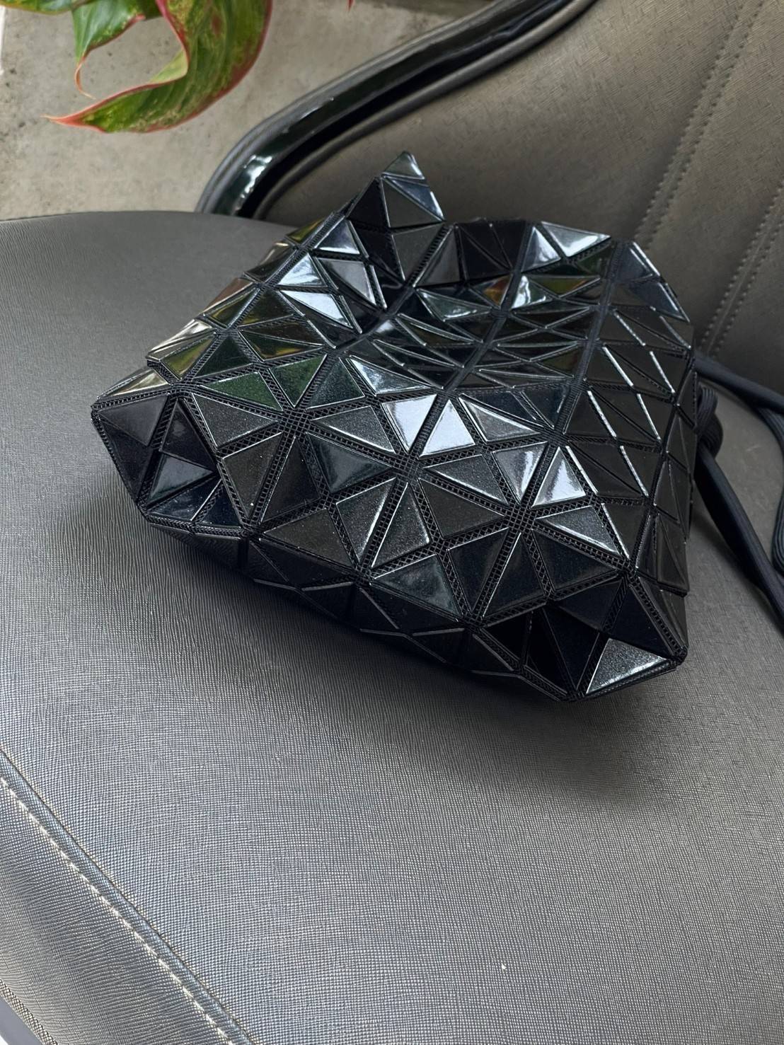 Baobao Issey Miyake Wring Small Bag กระเป๋าสะพายครอสบอดี้พร้อมสายรูดเปิดปิด สามารถปรับความยาวของสายได้ตามสไตล์ความชื่นชอบ ด้วยดีไซน์ทรงน่ารัก เหมาะสำหรับให้สาวๆหยิบใช้ในวันสบายๆ แต่เต็มเปี่ยมไปด้วยความคล่องแคล่ว ไฮไลต์ของซีซั่นนี้คือกระเป๋าที่มาพร้อมกับเช