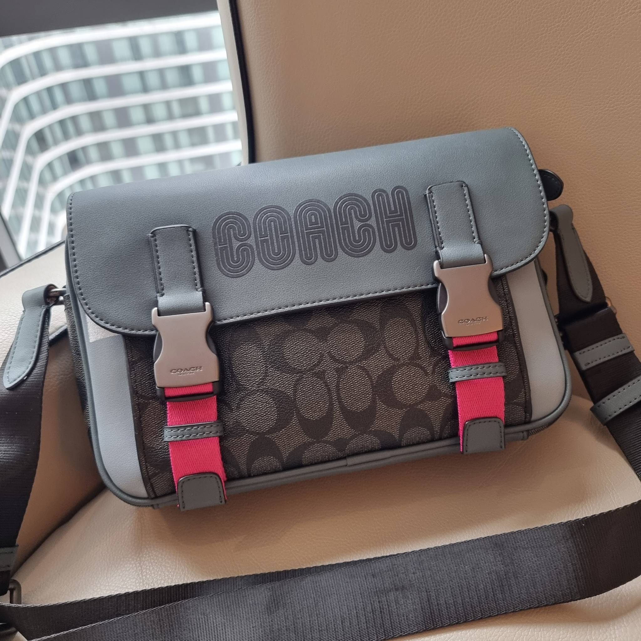 COACH TRACK CROSSBODY IN COLORBLOCK WITH COACH PATCH C6657 C8128 หล่อบอกต่ออีกหนึ่ง กระเป๋าสะพายทรงแมสเซ็นเจอร์ รุ่นเอาใจหนุ่มๆ ที่สาวๆก็อยากใช้!! ด้วยดีไซน์สีคัลเลอร์บล็อคที่โดดเด่น ทำให้ดูน่าใช้งาน วัสดุหนังแท้ สวยคมซ่อนหรู ฝากระเป๋ามีตัวล็อคแน่นหนา เปิ