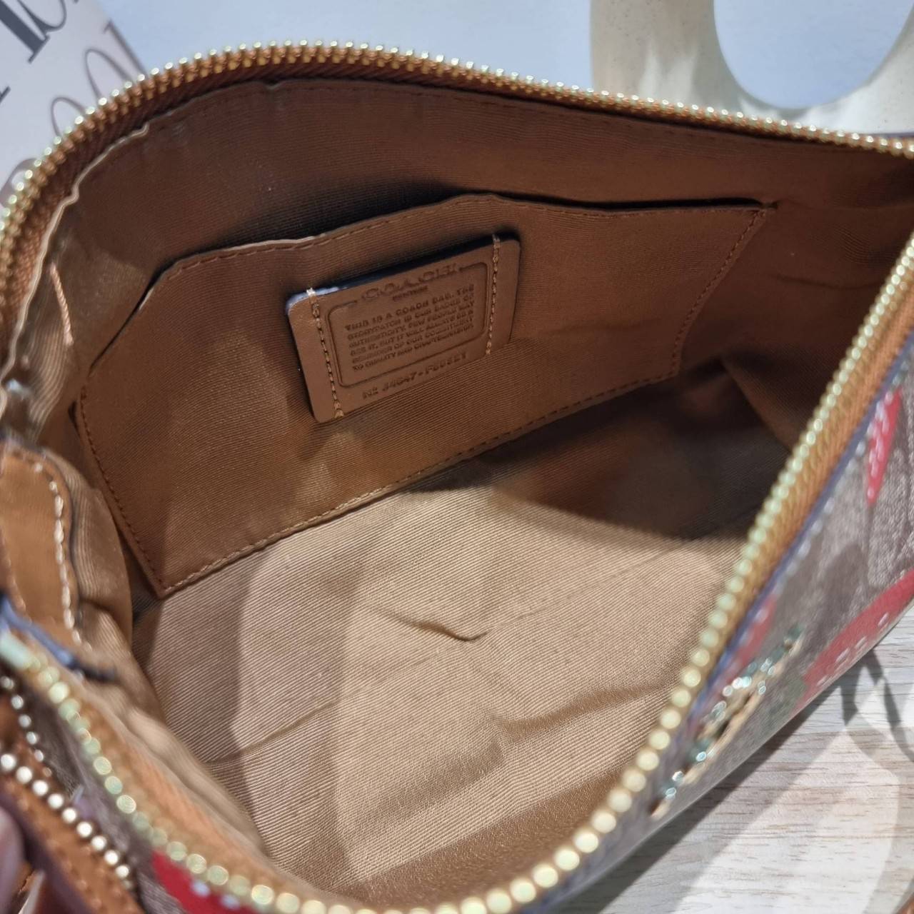 COACH F58321 TOP HANDLE POUCH คอลเลคชั่นสุดฮิต กับดีไซน์ใหม่ น่ารักน่าใช้ทุกแบบ กระเป๋าพอชทรงใช้งานง่าย สะดวก กะทัดรัด วัสดุหนังแคนวาสเคลือบคุณภาพ มาพร้อมสายคล้องในตัว และสายสะพาย crossbody ปรับเปลี่ยนได้ตามสไตล์ อีกหนึ่งไอเท็มที่สาวๆต้องมี ในราคาสุดคุ้ม 