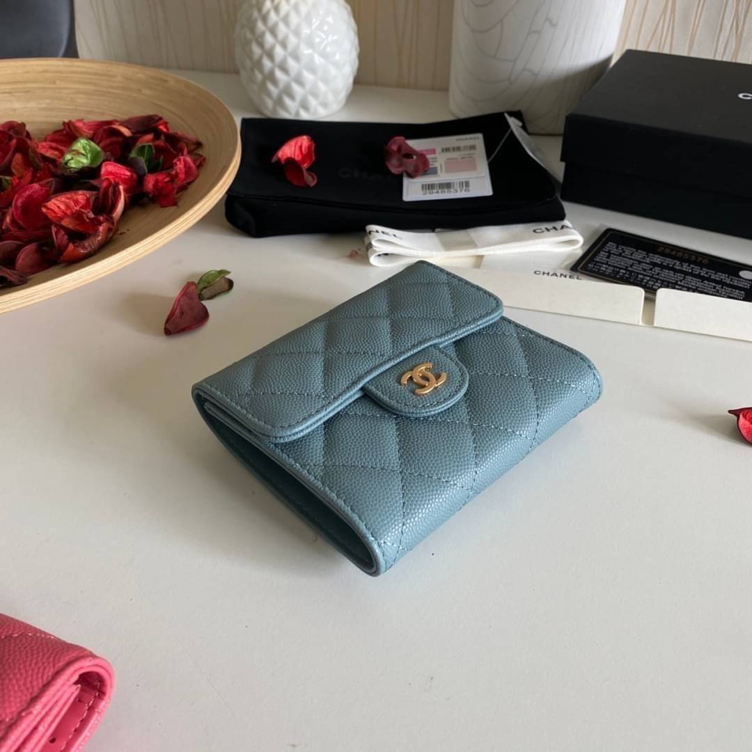 หนังแท้ Chanel Classic small wallet caviar 3 พับ พร้อมส่งที่ไทย รุ่นยอดนิยมไอเท็มฮิตวัสดุหนังแท้คาเวียร์สวยคลาสสิคเปิดปิดด้วยฝาปิดกระดุมด้านหน้ามีโลโก้แบรนด์อะไหล่ทองสวยหรูดูดี ตัวจริงสวยน่าใช้ Chanel mini นาทีนี้กำลัง in สุดๆ ภาพสินค้าถ่ายจากงานขายจริง ใ