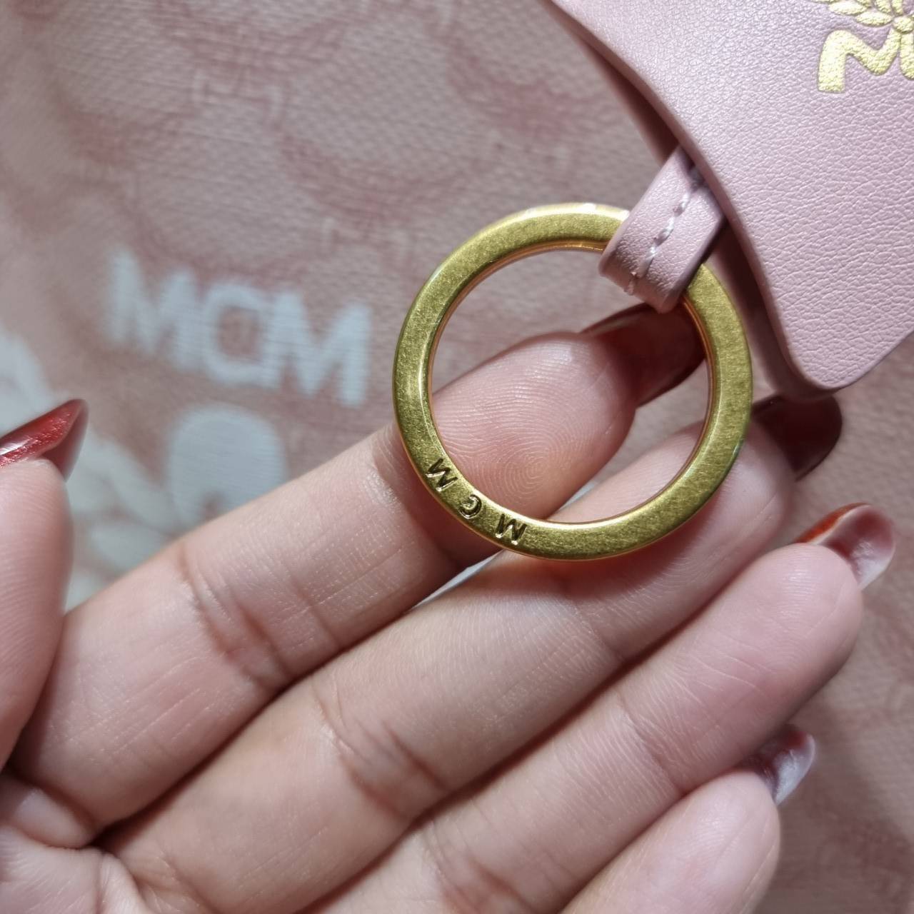 M.C.M MEDIUM HIMMEL SHOPPER IN LAURETOS คอลเลคชั่นใหม่ พร้อมสีใหม่ ดีไซน์ละมุน น่าใช้มากๆ กระเป๋าทรงช้อปปิ้ง เรียบหรู พิเศษสุดกับพวงหนังพร้อมห่วงกุญแจทึ่สามารถห้อยพวงกุญแจน่ารักๆได้