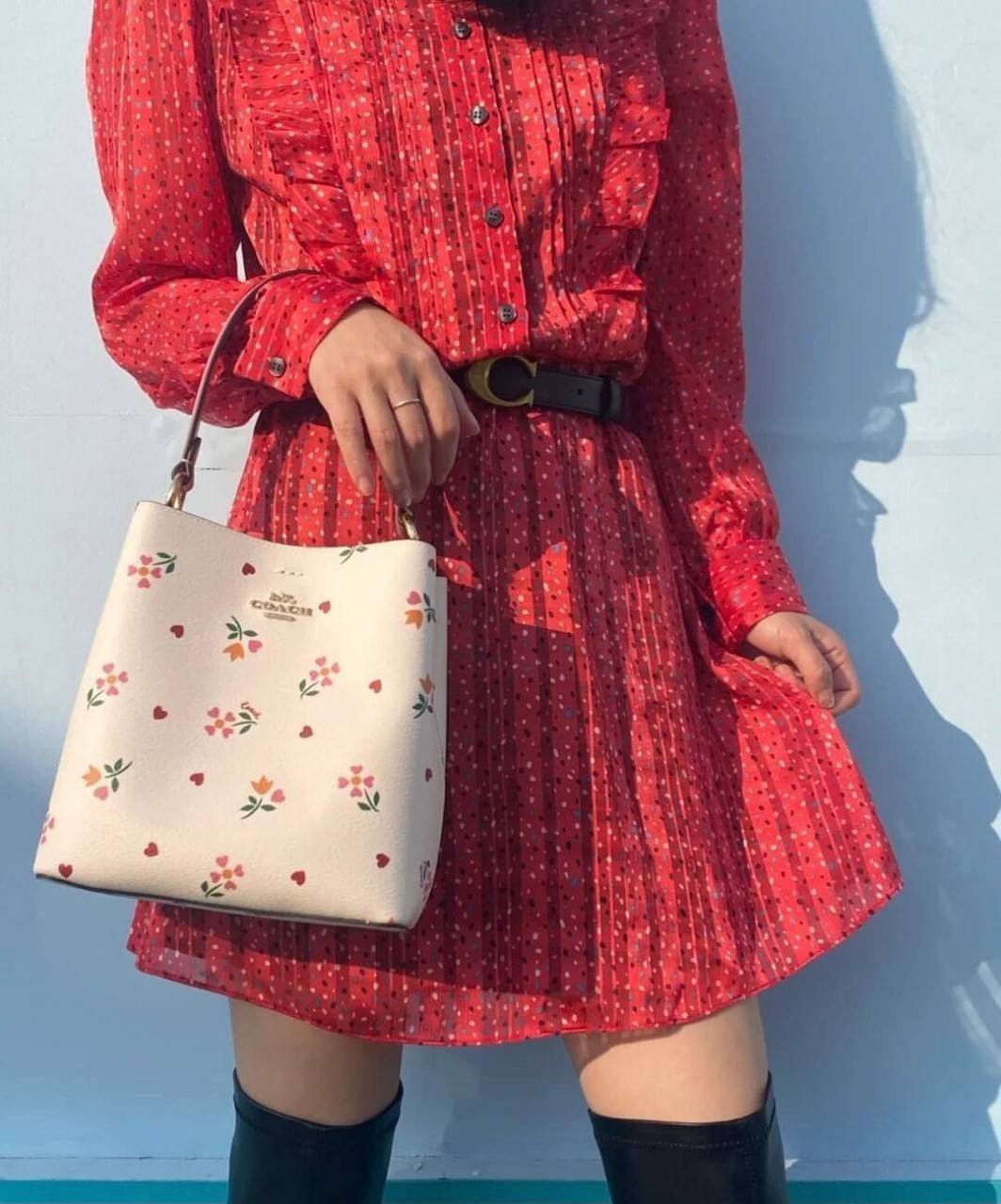 COACH SMALL TOWN BUCKET BAG WITH HEART PETAL PRINT(C7975//C7976)🌺💞กระเป๋าถือ กระเป๋าสะพาย ทรงฮิตยอดนิยมตลอดกาล>>ปริ้นลายดอกไม้รูปหัวใจมินิ น่ารักเกินเบอร์มาก🥰 ไม่ว่าจะออกมาคอลเลคชั่นไหนๆ ก็ครองใจสาวๆไปได้ทุกรุ่น/ วัสดุหนังแคน
