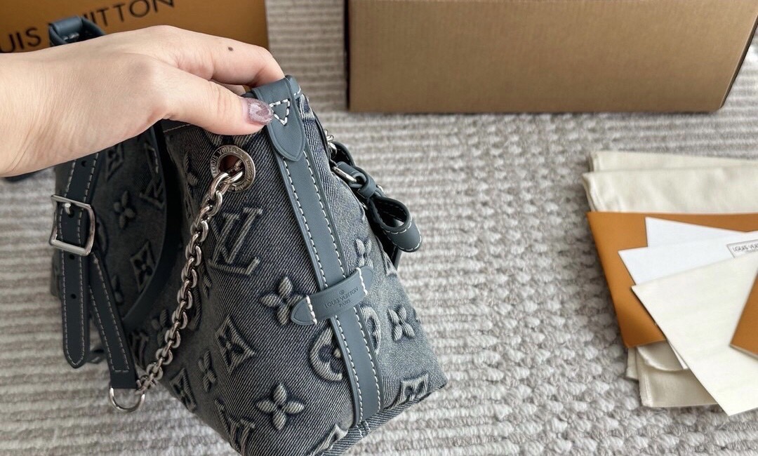 LV CarryAll BB Monogram Denim Bag กระเป๋าสะพายสุดไอคอนิกผสานสไตล์ล้ำสมัยเปี่ยมฟังก์ชัน ไซส์ใหม่ล่าสุด กะทัดรัดใช้งานได้คล่องตัวมากขึ้น เดนิมซีดสไตล์วินเทจ ปั้มนูนโลโก้ลายโมโนแกรม