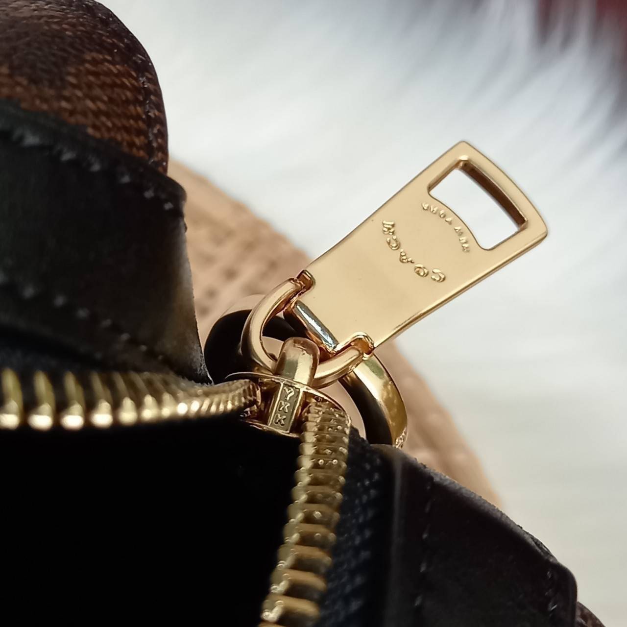 COACH ROWAN SATCHEL IN SIGNATURE CANVAS (COACH F83607)🌺ระดับตัวTOP ยกให้เธอเลย กับรุ่นนี้💃//หมอน 10" รุ่นมีช่องซิปด้านหน้า สามารถแยกเก็บของสำคัญๆได้อย่างเป็นสัดส่วน สำหรับใครที่ชอบกระเป๋าที่จุของได้เยอะๆ รุ่นนี้ตอบโจทย์ได้เลย แนะนำว่า