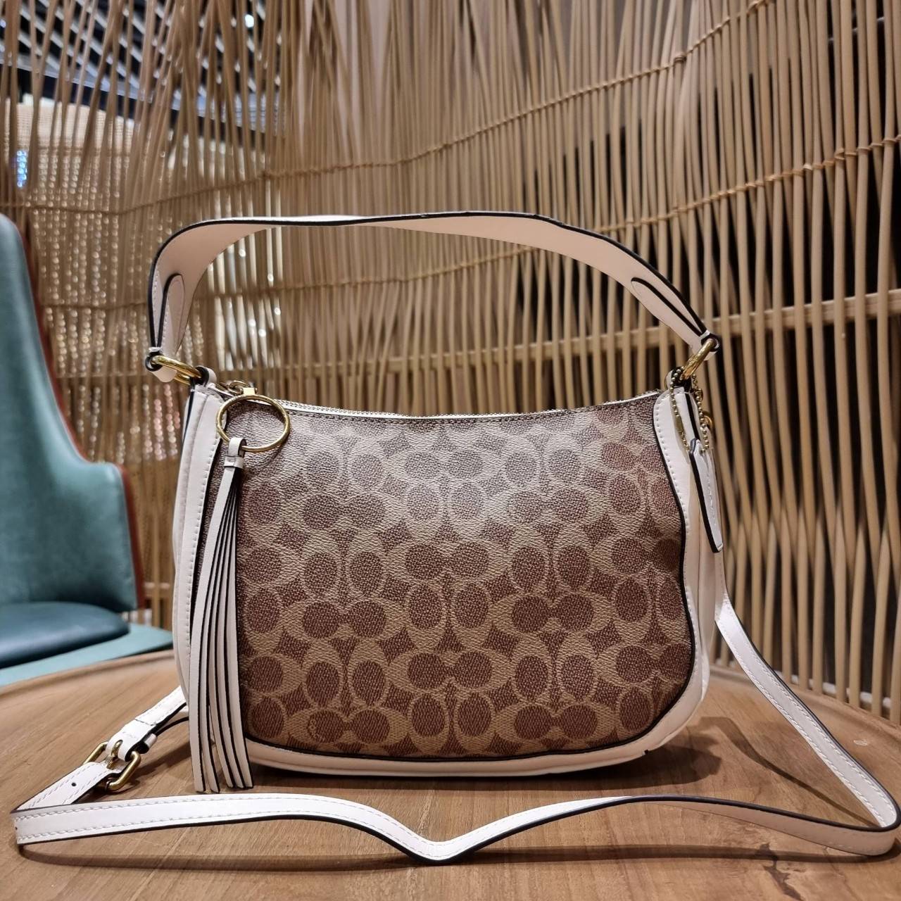 COACH 52577 SUTTON CROSSBODY IN SIGNATURE CANVAS กระเป๋าสะพายไหล่ สวยคลาสสิค สไตล์วินเทจ ใบใหญ่จุใจ วัสดุหนังแคนวาสเคลือบลาย สายคล้องไหล่ในตัว ภายในโล่งกว้าง จุของได้เยอะแน่นๆ มาพร้อมสายสะพาย crossbody ที่จะถอดออก หรือจะสะพายก็เก๋ สวยโดดเด่นแน่นอน พร้อมเส
