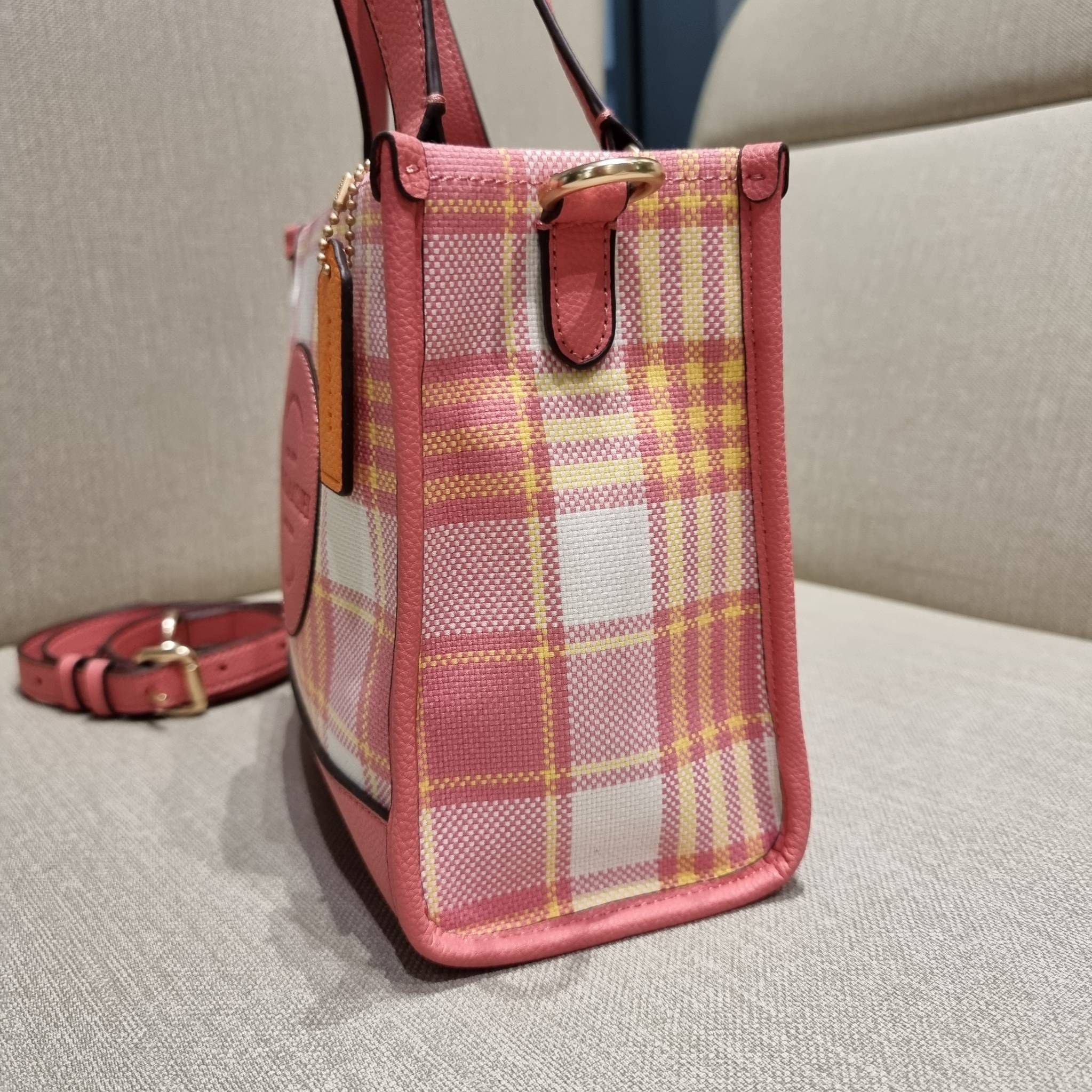 COACH C8198 DEMPSEY TOTE 22 WITH GARDEN PLAID PRINT AND COACH PATCH คอลใหม่สุดคิ้วท์ หวานๆใสๆ น่ารักชะมัด!! ดีไซน์ลายสก็อต เหมาะกับฟีลลิ่งปิคนิคเป็นที่สุด กระเป๋าทรงโท้ท ไซส์กำลังสวย ฟังก์ชั่นการใช้งานก็สะดวกที่สุด มีทั้งสายคล้องในตัว และสายครอสบอดี้ วัสด