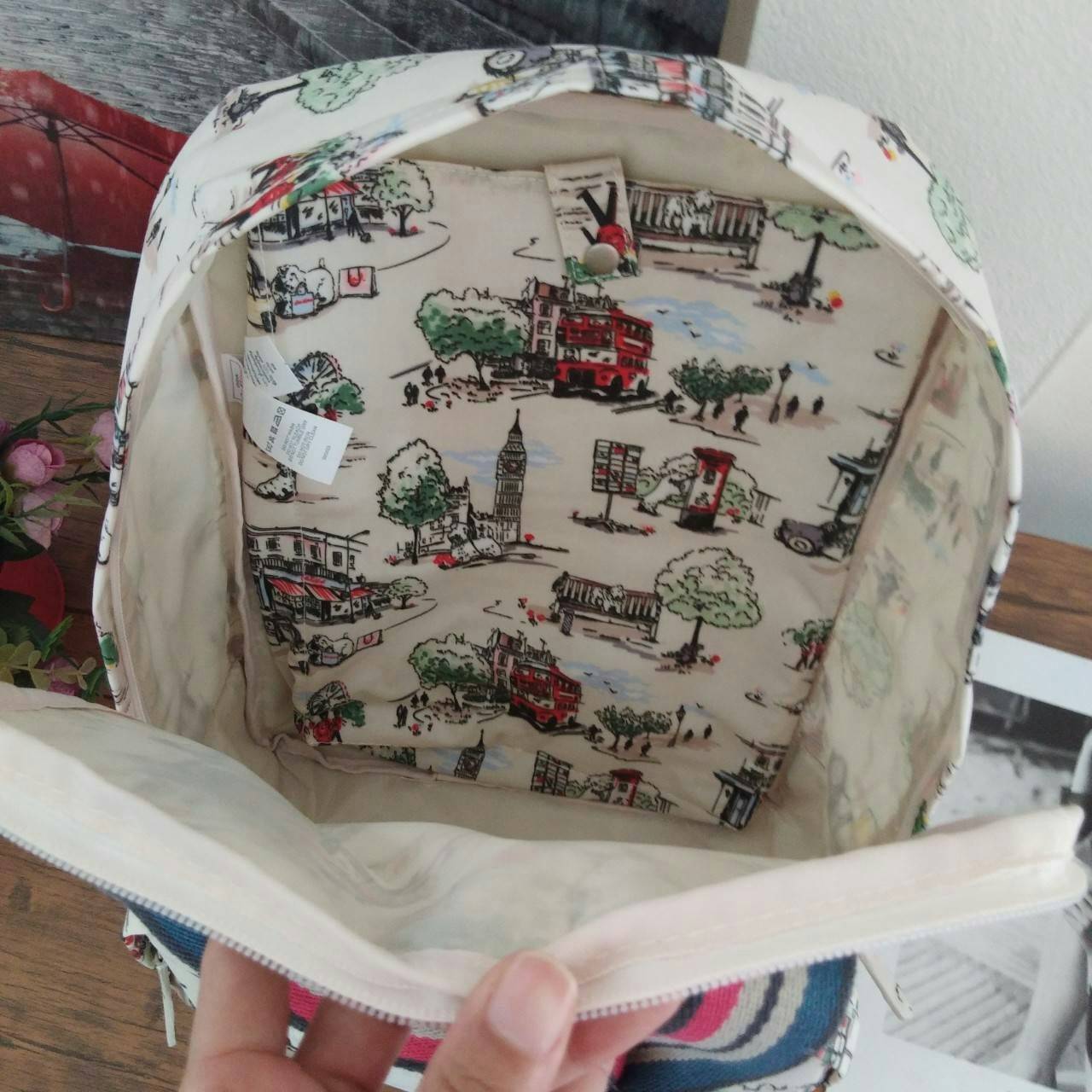 Cath Kidston Backpack Bag กระเป๋าเป้ สไตล์วินเทจ ด้านหน้ามี 1 ช่องซิป เปิดปิดด้วยซิป มีช่องหลักโล่งกว้าง และช่องเล็ก ใบนี้จุของได้เนอะ คุ้มค่าเกินราคาค่ะ