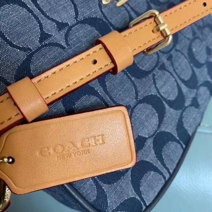 Coach Mini Camera Bag In Signature Chambray พร้อมส่งที่ไทย