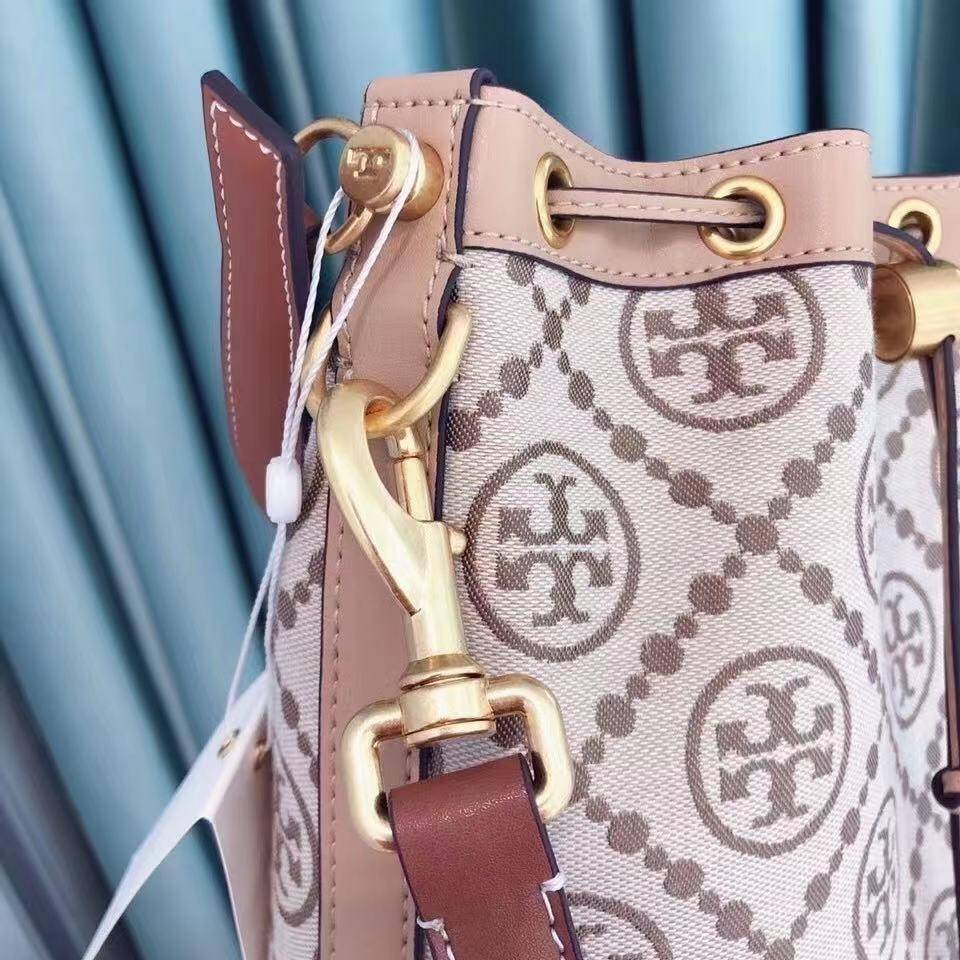 Tory Burch Monogram Jacquard Bucket Bag New!!! สีใหม่ล่าสุดเลยค่า กระเป๋าถือหรือสะพายไหล่ วัสดุผ้า Canvas โลโก้ Jacquard ตั้งอยู่ทรง กระเป๋าปักลายแบรนด์ สวยหรู สายยาว Crossbody ได้ เปิด-ปิด โดยเชือกรูด เปิด-ปิดพร้อมสลับที่ประดับโลโก้ สวยหรู คุณนาย สุดๆ ไป