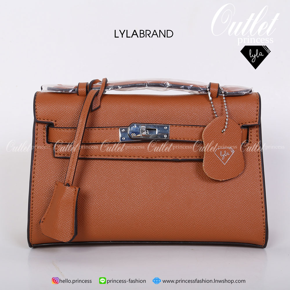 LYLABRAND🔔 KELLY MINI SIZE 22 CM / EPSOM PU TOP PREMIUM มาพร้อมสายหนังและสายโซ่คุณภาพดีสุดๆ ใบเล็กน่ารักพอดิบพอดีถือเป็นครัชออกงานได้ให้ลุคหรูสุด หรือจะใส่กับชุดทำงาน กางเกงยีนส์ ได้หมด ครบเลยค่ะ ให้ลุค ผู้ดีมากๆ ใส่ iphone plus ได้ทุกรุ่น มีสีให้