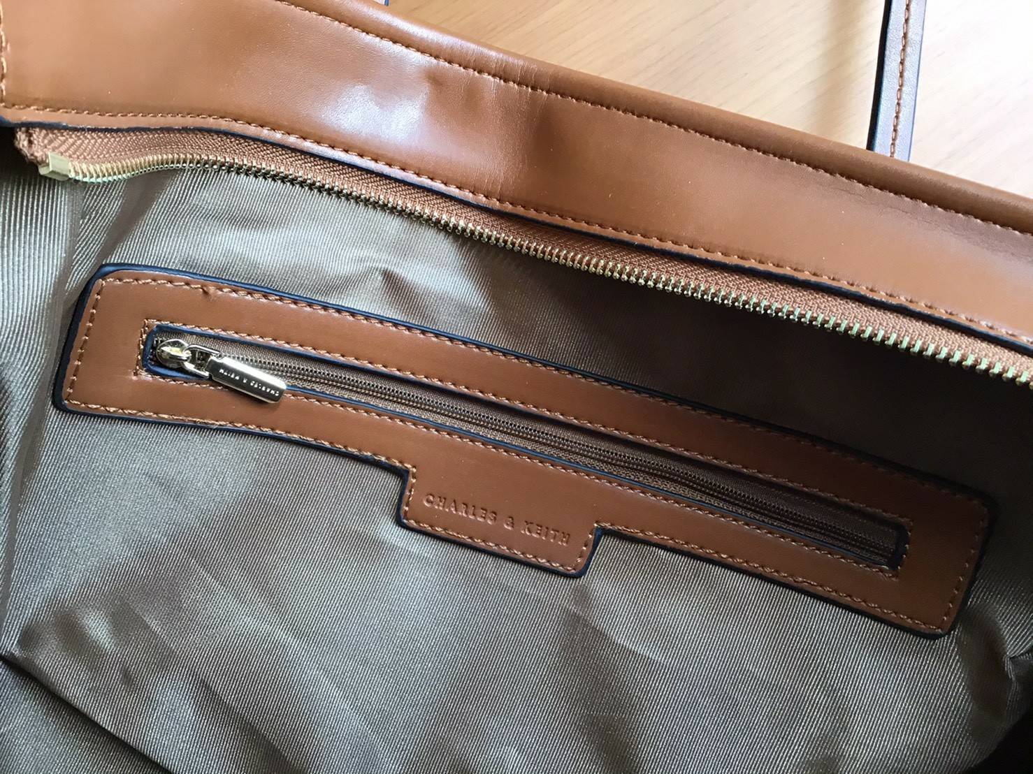 Charles & Keith Black Textured Tote Bag ฮอตฮิตตลอดกาลสำหรับรุ่นนี้ รุ่นยอดนิยม!! มากี่รอบกี่รอบก็ขายดี ใครไม่มีรุ่นนี้ติดตู้ไว้ถือว่าเชยมาก(!!) กระเป๋าสะพายทรง Shopping bag ใบใหญ่จุของได้ใจ น้ำหนักเบา โดดเด่นด้วย Textured วัสดุสานรอบใบ ตัดขอบหนัง สวยอยู่ท