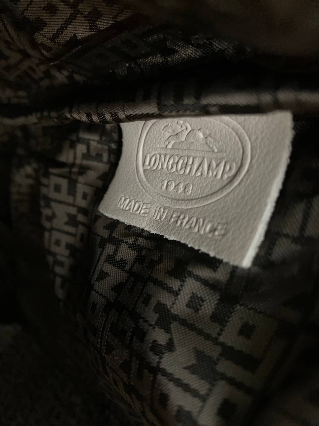 Longchamp LE PLIAGE CUIR TOP HANDLE BAG S เรียกว่าเป็นกระเป๋าอีกหนึ่งรุ่นที่ไม่ว่ายังไงก็ฮอตฮิตและติดเทรนด์ตลอดไม่เคยเปลี่ยนกับ ทรง Le Pliage Cuir หนึ่งในตระกูลกระเป๋าสุดไอคอนิกจากแบรนด์ เมื่อรุ่น Le Pliage Cuir ในรูปแบบของหนังแกะ Metis ได้ถือกำเนิดขึ้นใน