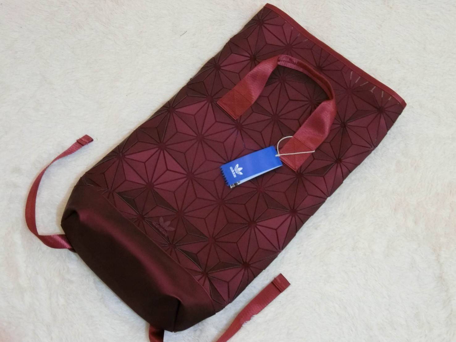 Adidas Originals BP Roll Top 3D Mesh 2017 Backpack Bag DH0100 กระเป๋าเป้สะพายหลัง ดีไซน์แบบ 3 มิติ วัสดุ polyurethane สีดำด้าน โดยใช้ลูกเล่น ของเหลี่ยมและมุมเชื่อมเข้าหากัน ออกแบบกระเป๋า เป็นเหมือนถุงทรงสูง ในส่วนปากกระเป๋าเป็นแบบตีนตุ๊กแก ม้วนพับ และติดก