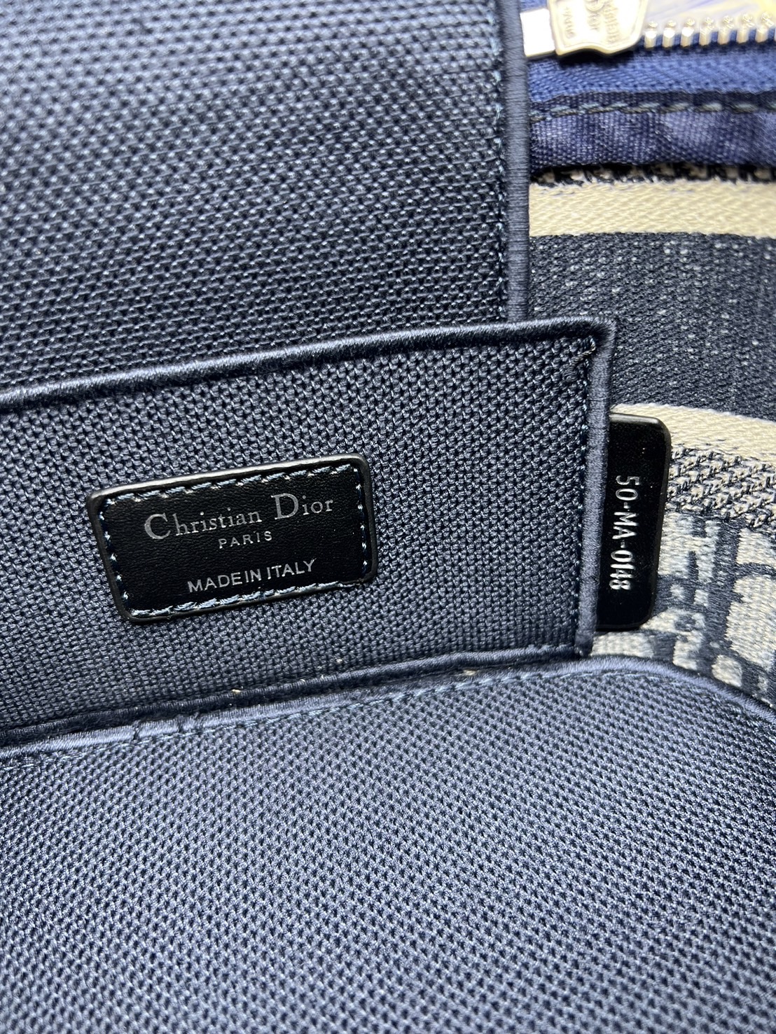 18cm Small DiorTravel Vanity Case กระเป๋าใส่เครื่องสำอาง มาพร้อมกับลวดลาย Oblique ปักอย่างประณีตและประดับด้วยสัญลักษณ์ Christian Dior Paris มาพร้อมสายสะพายและหูจับในตัว ปรับเปลี่ยนใช้งานได้ตามสไตล์